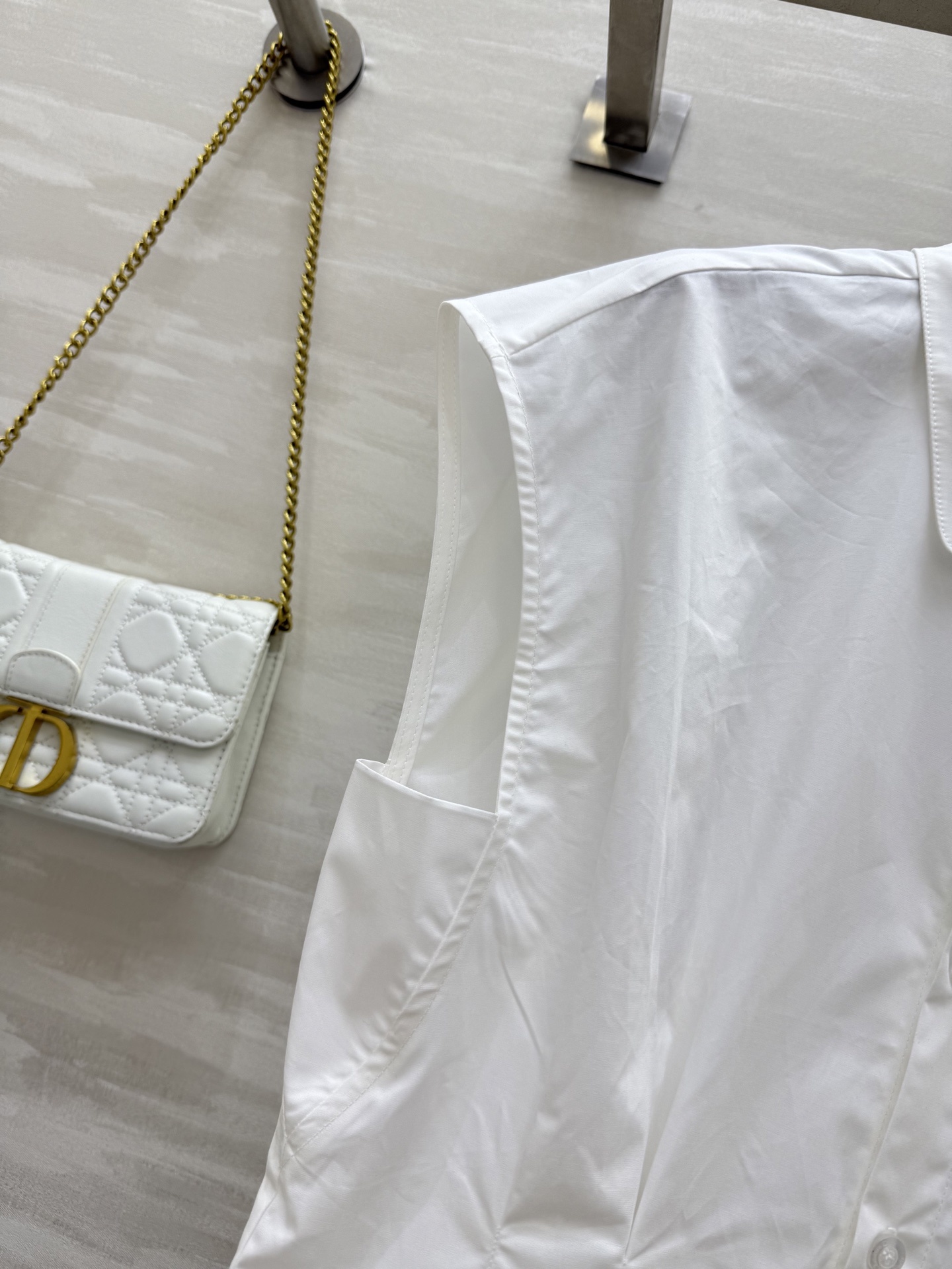 #DIO♡²⁵新款 极简主义落肩袖衬衣 气质打褶式突显腰部束身效果提升格调 版型百搭不挑人 定位刺绣lo