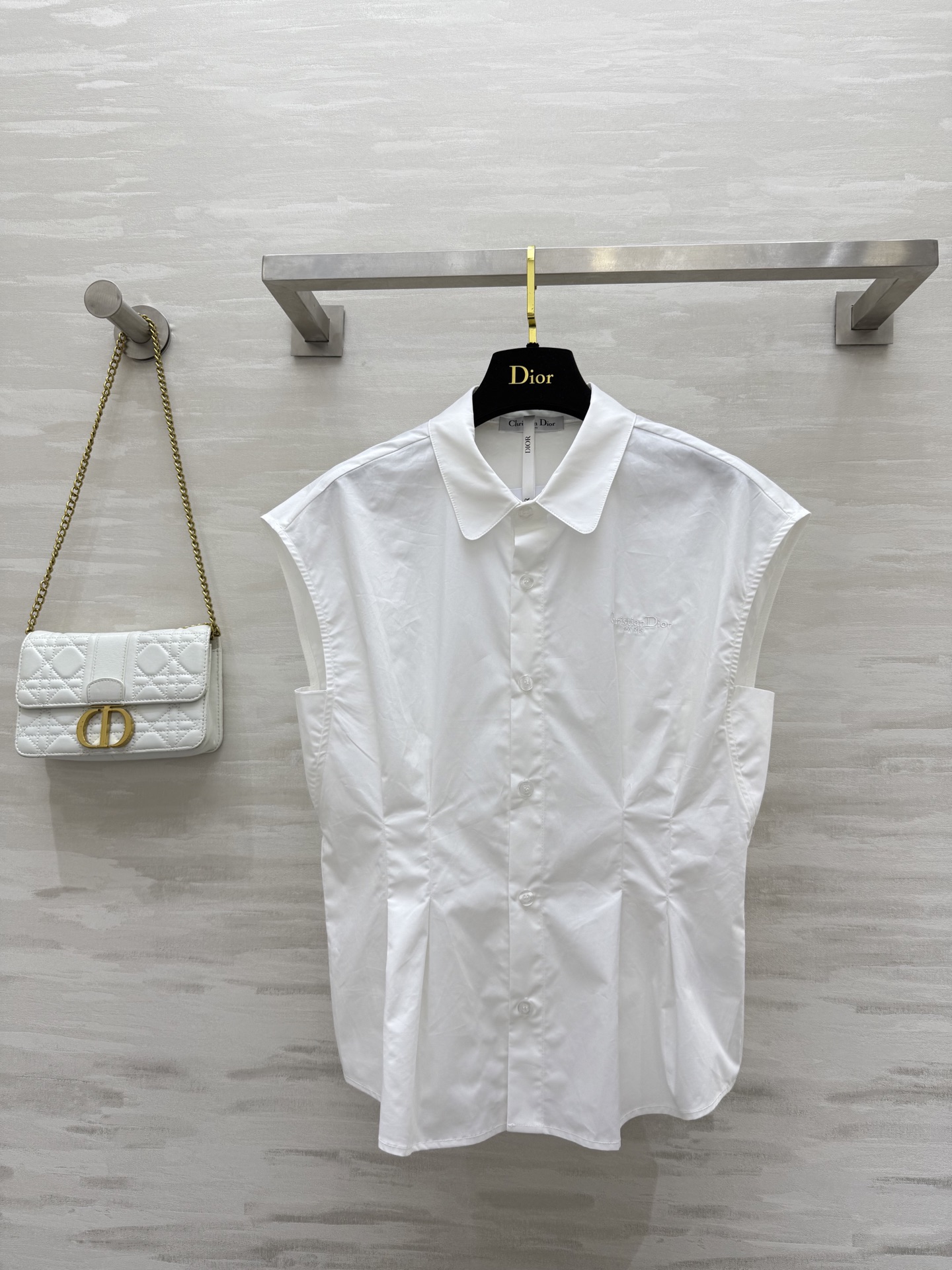 #DIO♡²⁵新款 极简主义落肩袖衬衣 气质打褶式突显腰部束身效果提升格调 版型百搭不挑人 定位刺绣lo