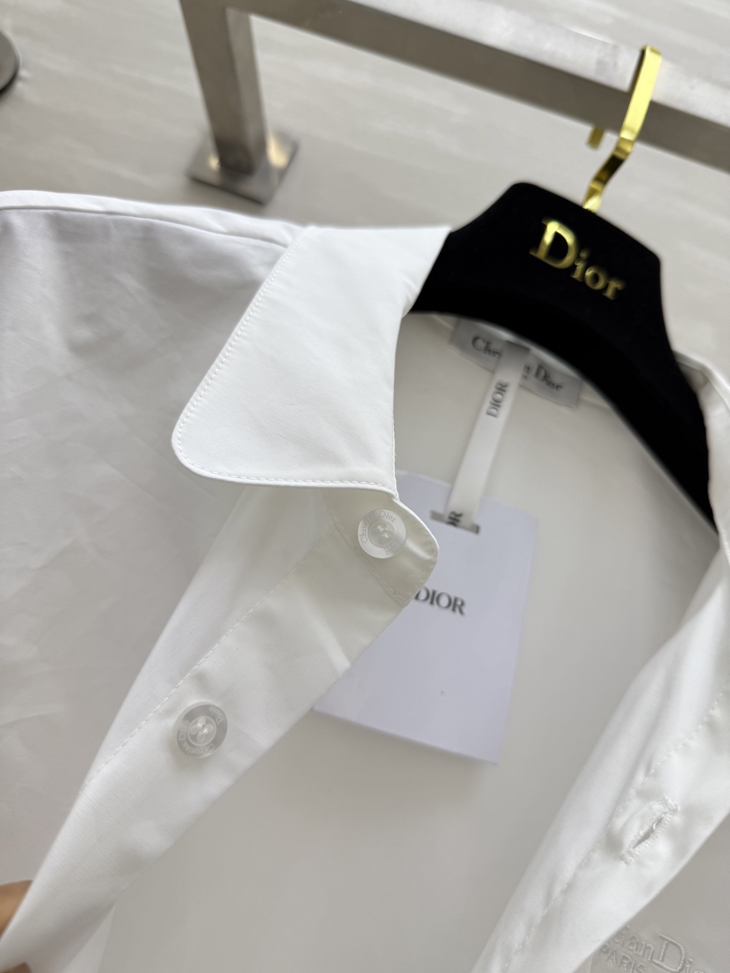 #DIO♡²⁵新款 极简主义落肩袖衬衣 气质打褶式突显腰部束身效果提升格调 版型百搭不挑人 定位刺绣lo