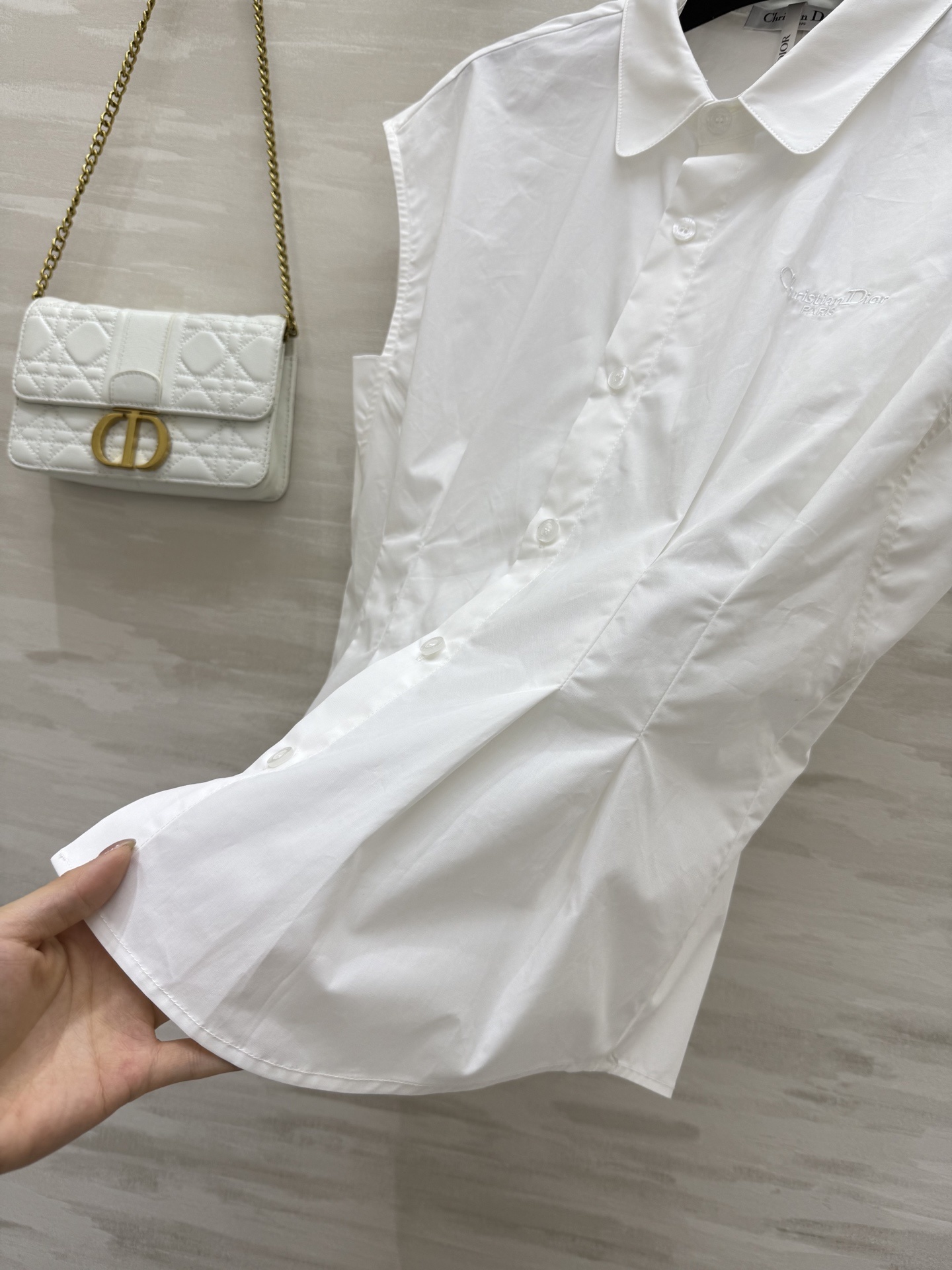 #DIO♡²⁵新款 极简主义落肩袖衬衣 气质打褶式突显腰部束身效果提升格调 版型百搭不挑人 定位刺绣lo