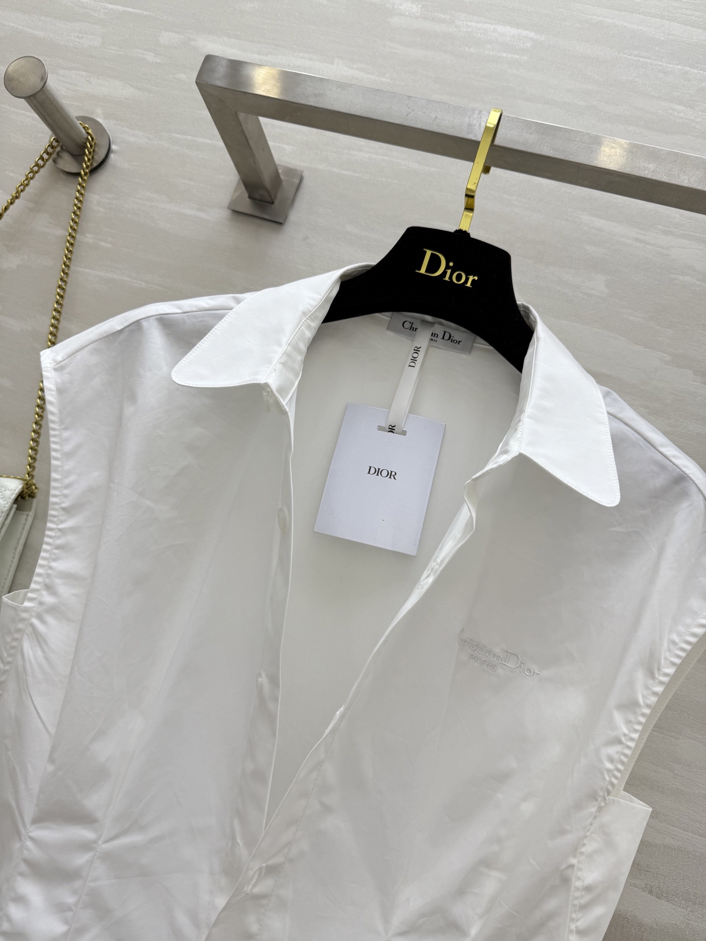 #DIO♡²⁵新款 极简主义落肩袖衬衣 气质打褶式突显腰部束身效果提升格调 版型百搭不挑人 定位刺绣lo