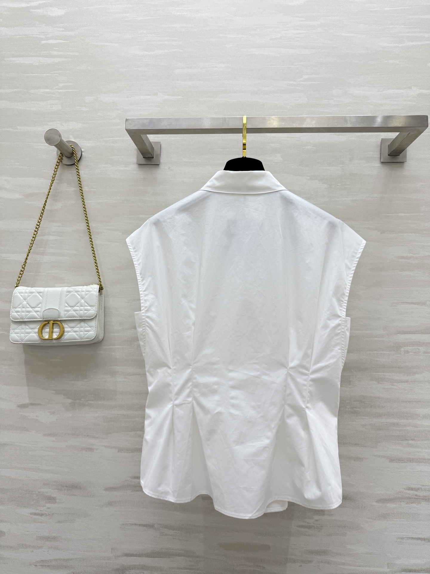 #DIO♡²⁵新款 极简主义落肩袖衬衣 气质打褶式突显腰部束身效果提升格调 版型百搭不挑人 定位刺绣lo