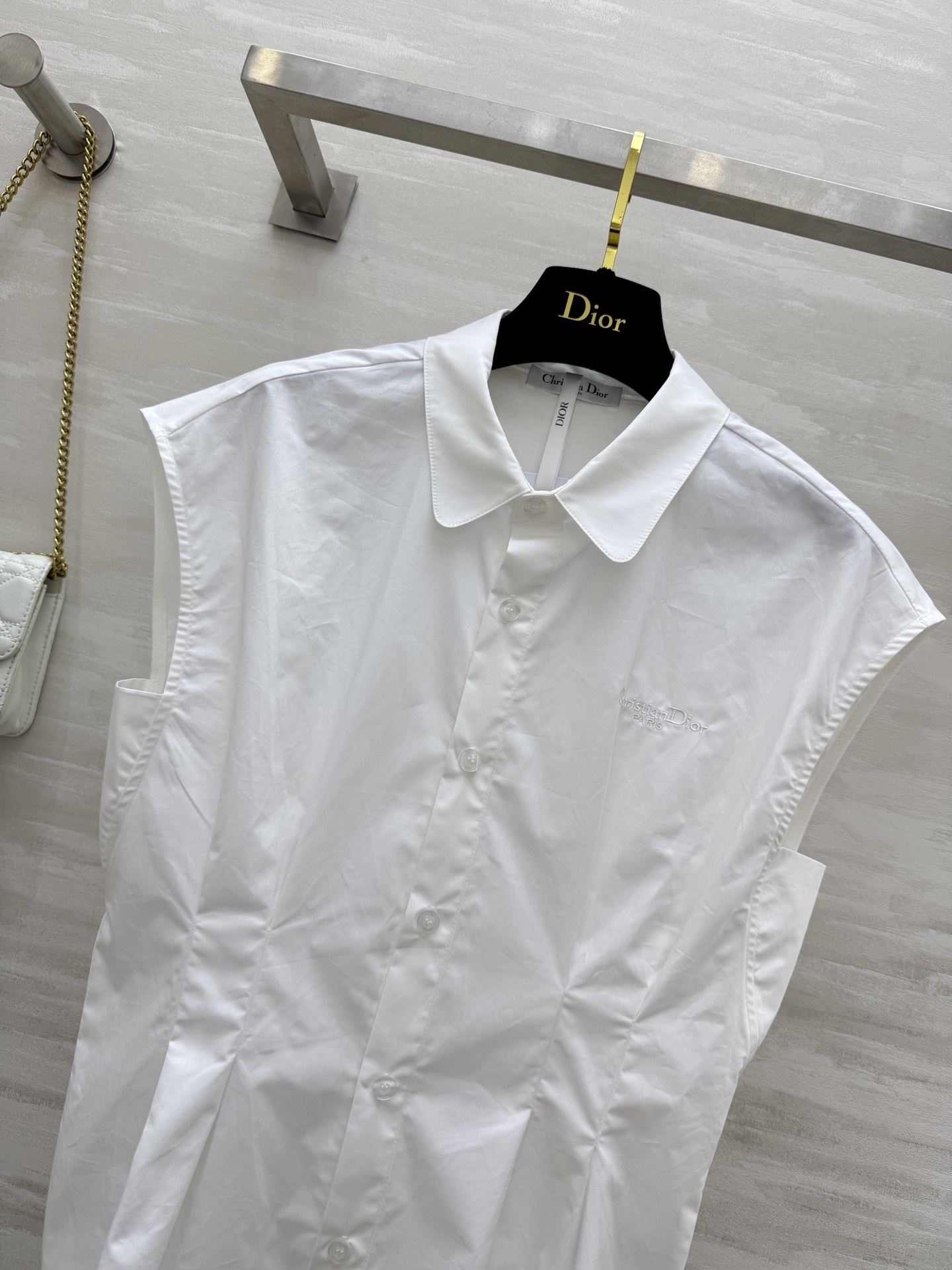 #DIO♡²⁵新款 极简主义落肩袖衬衣 气质打褶式突显腰部束身效果提升格调 版型百搭不挑人 定位刺绣lo