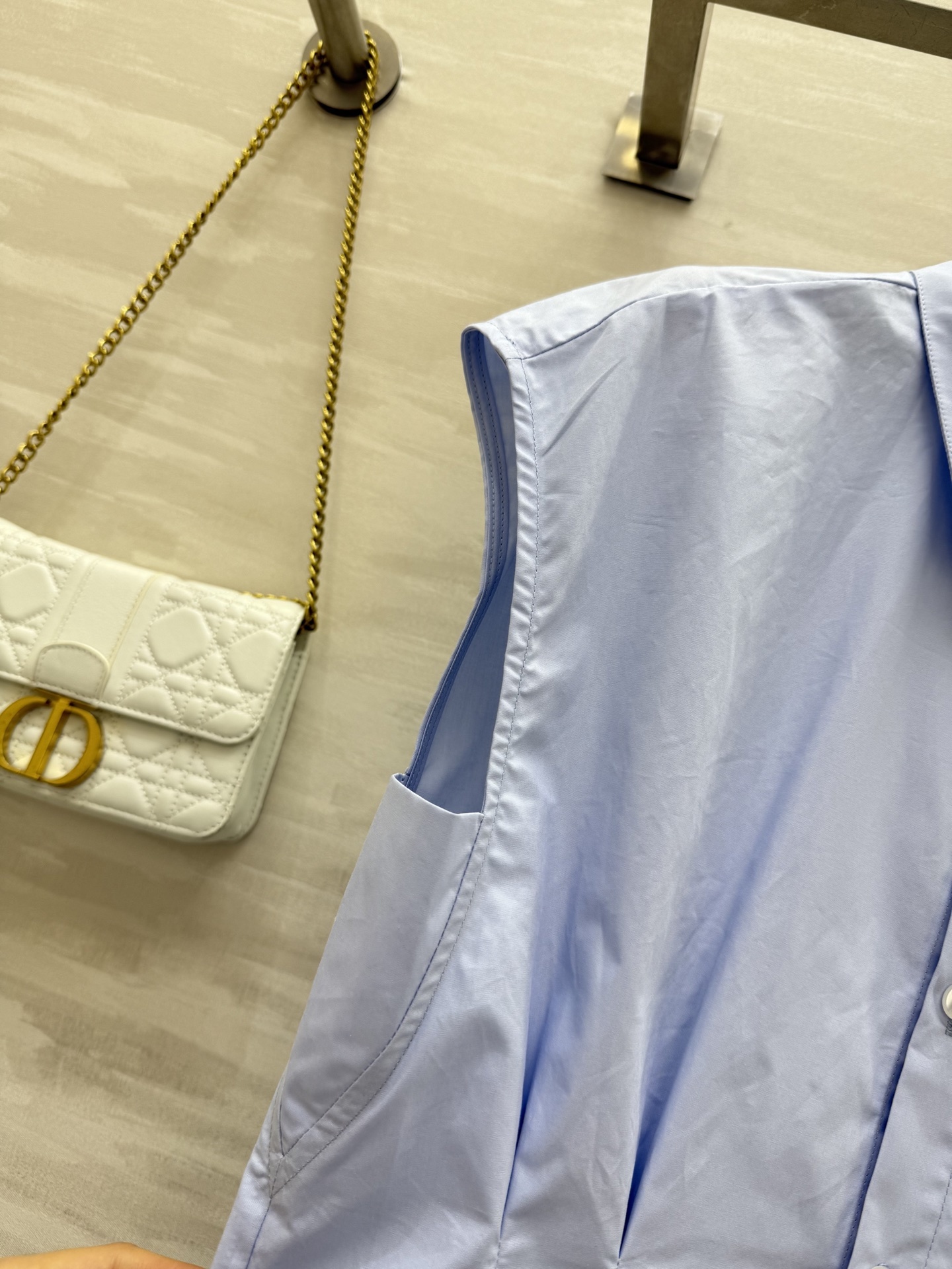 #DIO♡²⁵新款 极简主义落肩袖衬衣 气质打褶式突显腰部束身效果提升格调 版型百搭不挑人 定位刺绣lo