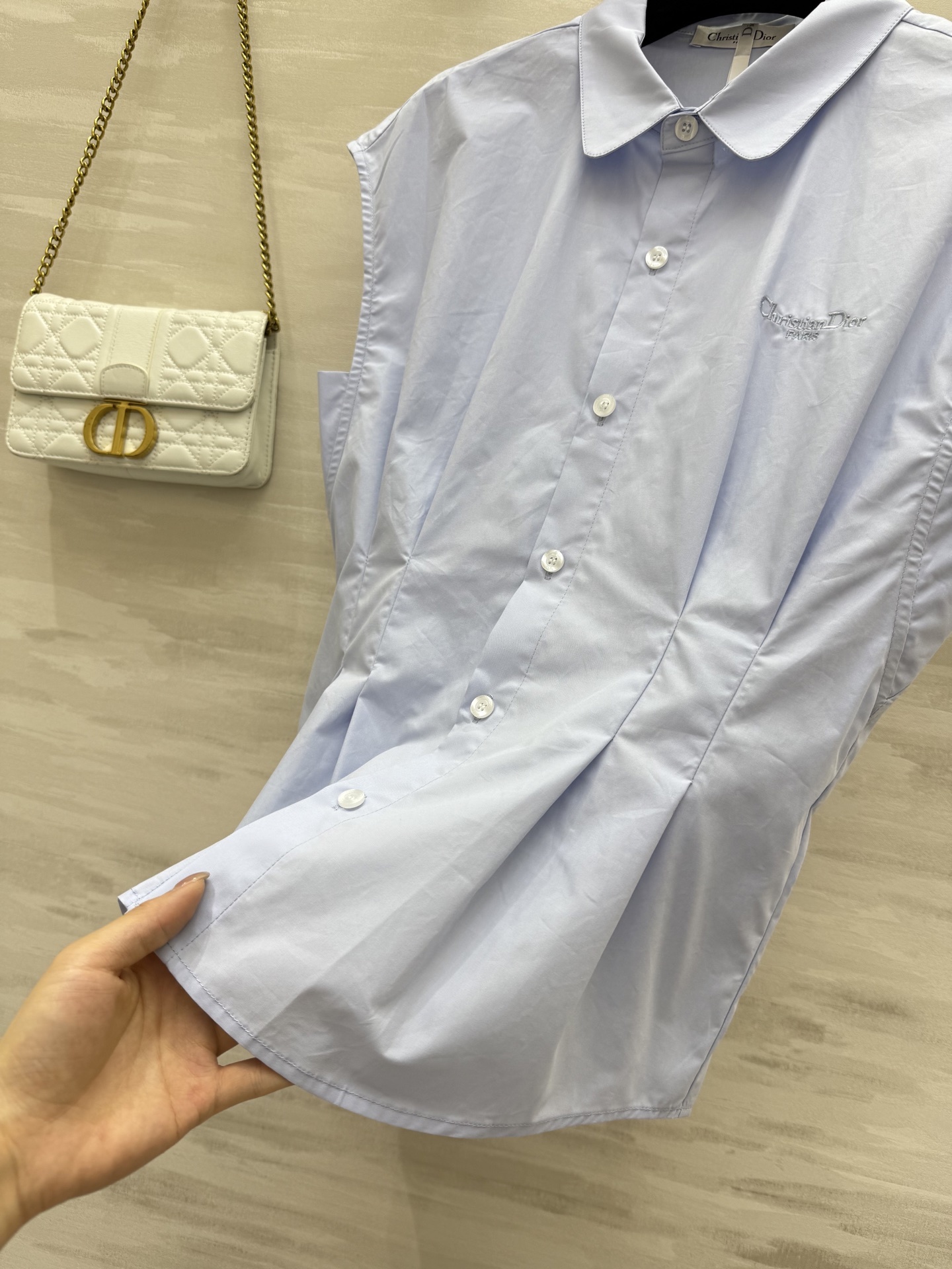 #DIO♡²⁵新款 极简主义落肩袖衬衣 气质打褶式突显腰部束身效果提升格调 版型百搭不挑人 定位刺绣lo