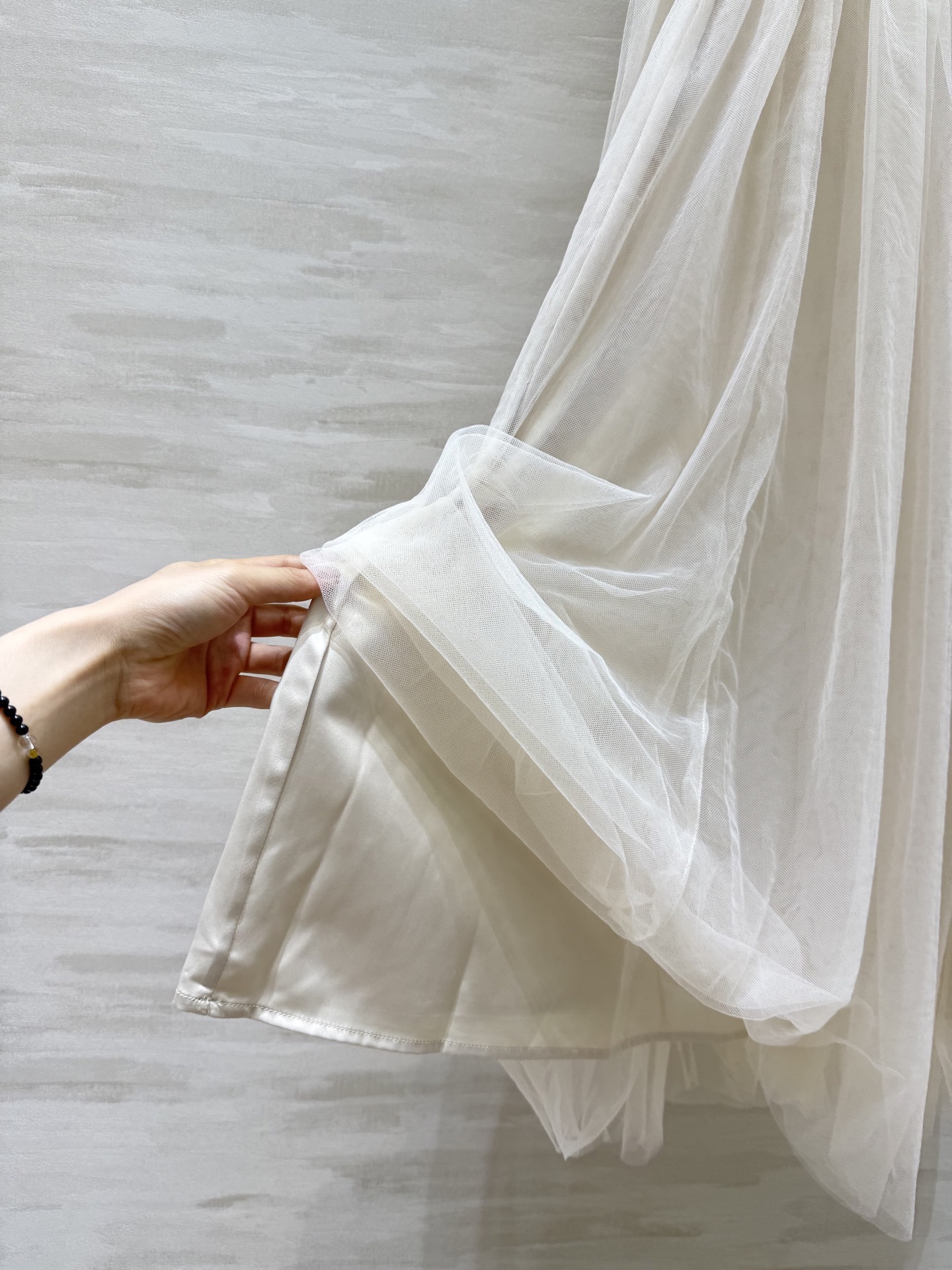 #DIO♡²⁵新款连衣裙 上身超美!温柔白月光 简直是温柔系天花板!米白色衬肤色敲显气质 蕾丝花纹近看超