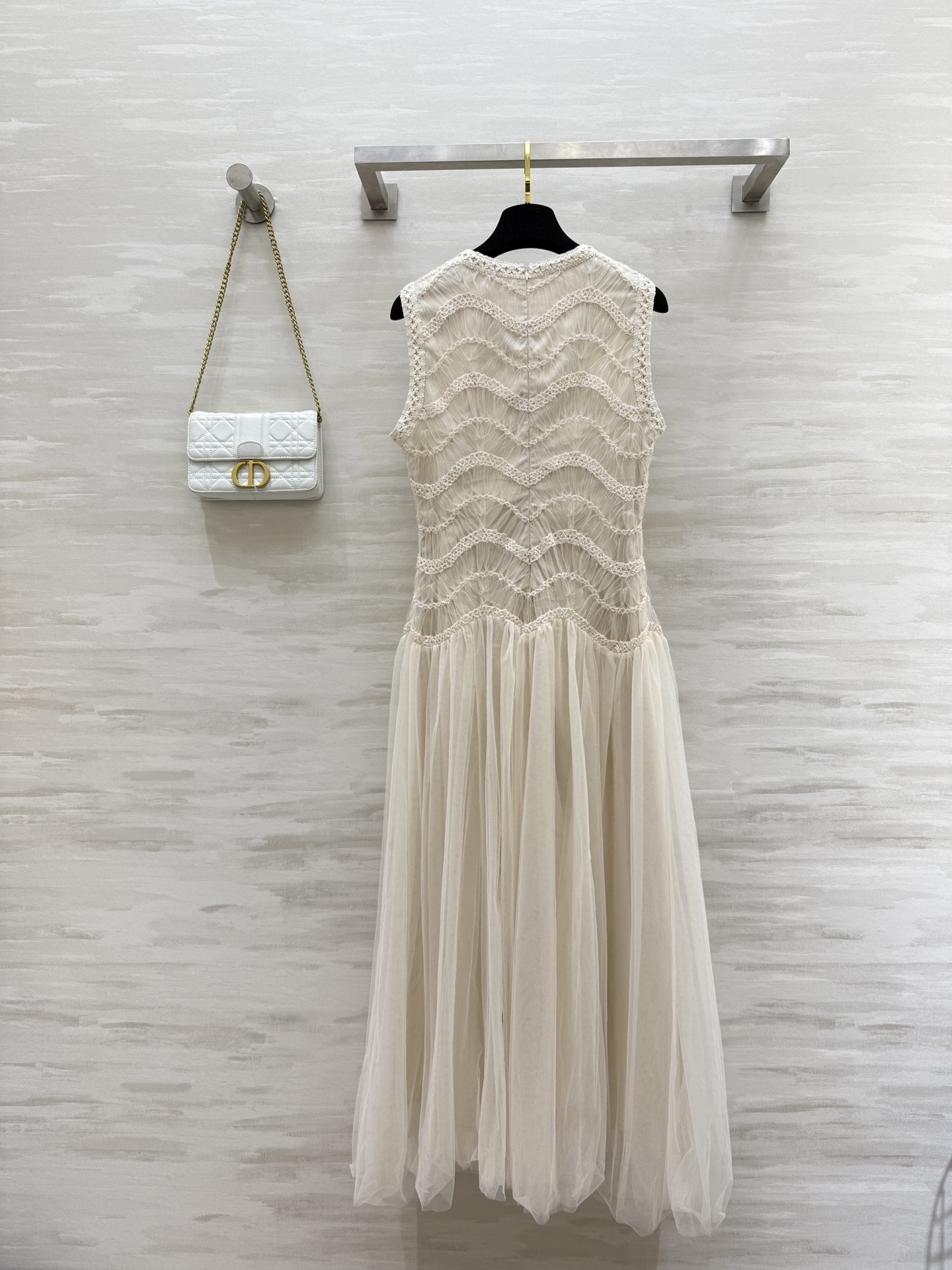 #DIO♡²⁵新款连衣裙 上身超美!温柔白月光 简直是温柔系天花板!米白色衬肤色敲显气质 蕾丝花纹近看超