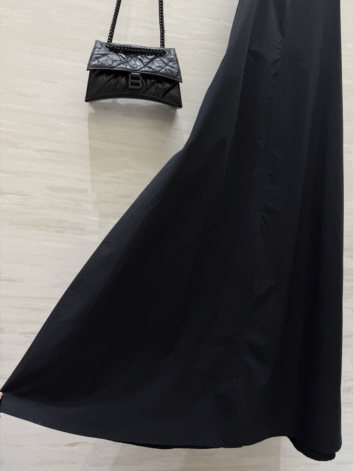 #Loew♡²⁵新款极简背心v领连衣裙 后背绑带小露背极有设计感 棉布面料亲肤舒适 立体剪裁上身超级显高