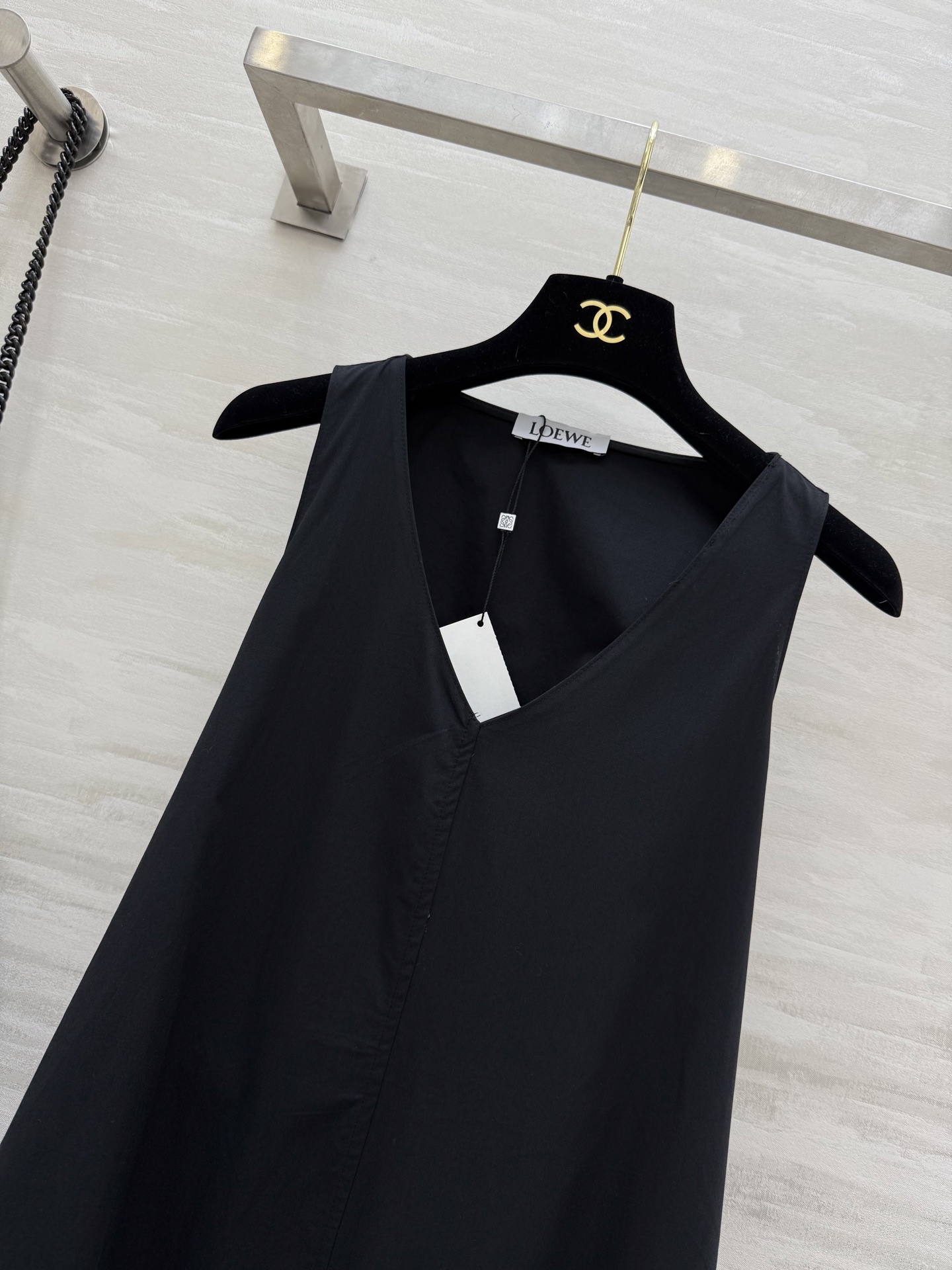 #Loew♡²⁵新款极简背心v领连衣裙 后背绑带小露背极有设计感 棉布面料亲肤舒适 立体剪裁上身超级显高