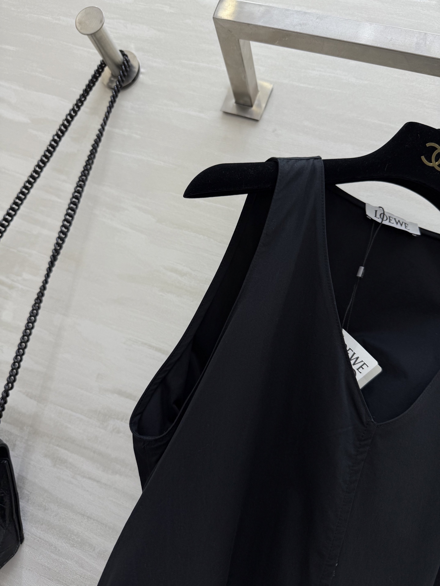 #Loew♡²⁵新款极简背心v领连衣裙 后背绑带小露背极有设计感 棉布面料亲肤舒适 立体剪裁上身超级显高