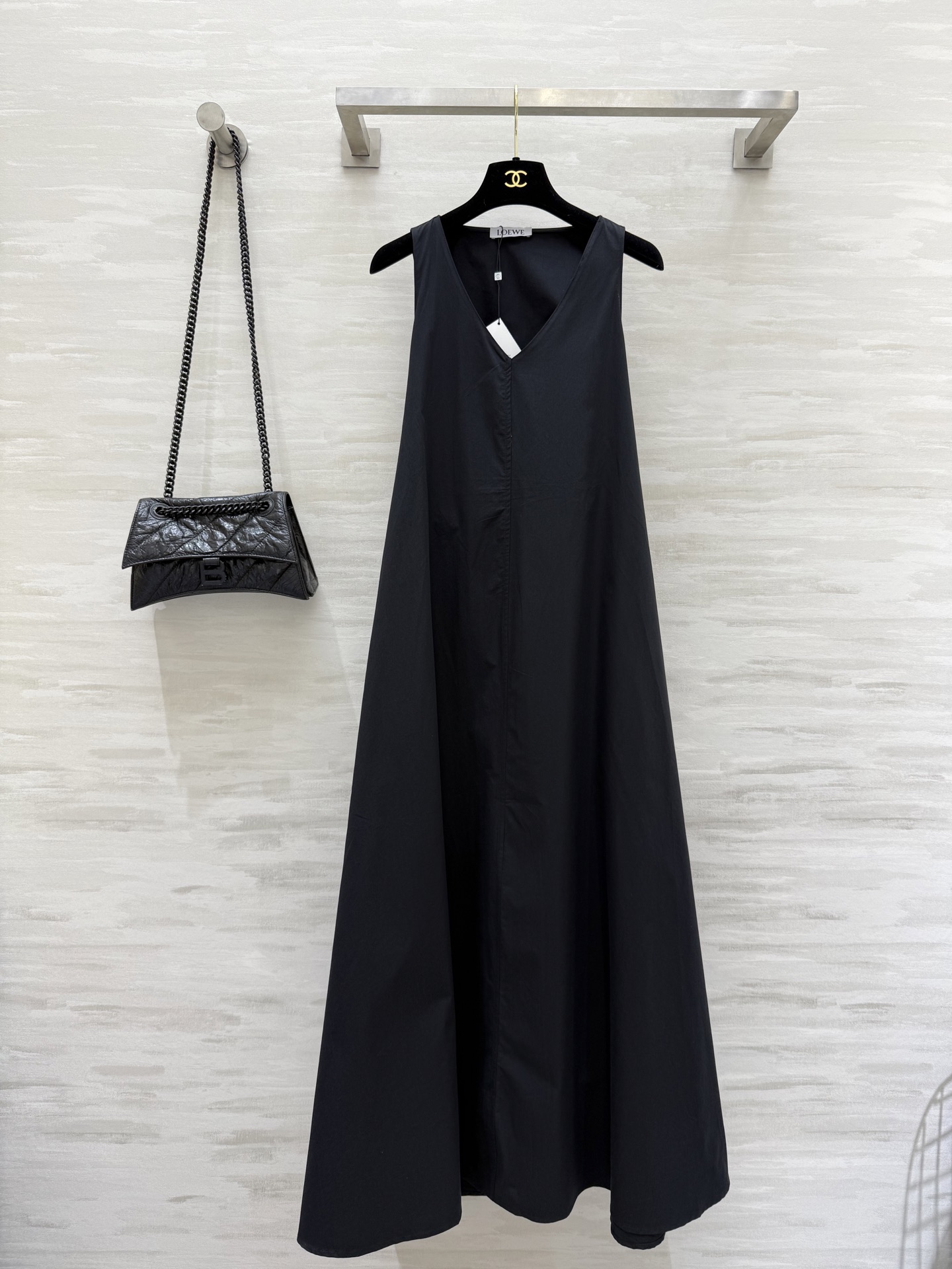 #Loew♡²⁵新款极简背心v领连衣裙 后背绑带小露背极有设计感 棉布面料亲肤舒适 立体剪裁上身超级显高