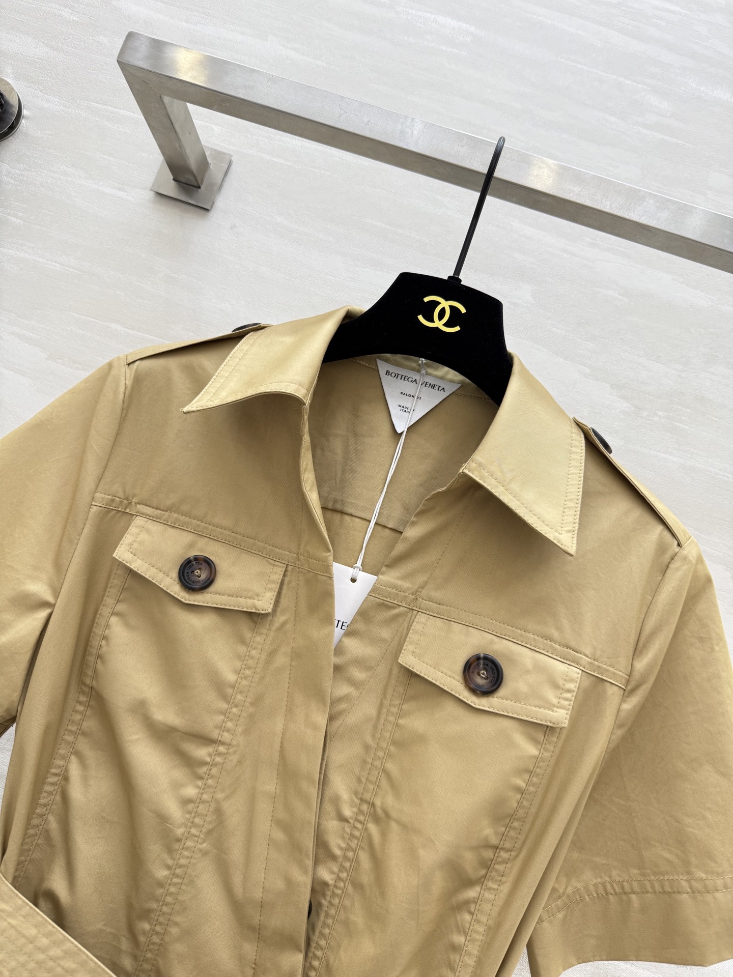 #Bv²⁵新款翻领斜扣衬衣裙 极简帅气 优雅穿搭 经典工装风口袋装饰 斜排扣立体剪裁小A版型谁穿谁好看