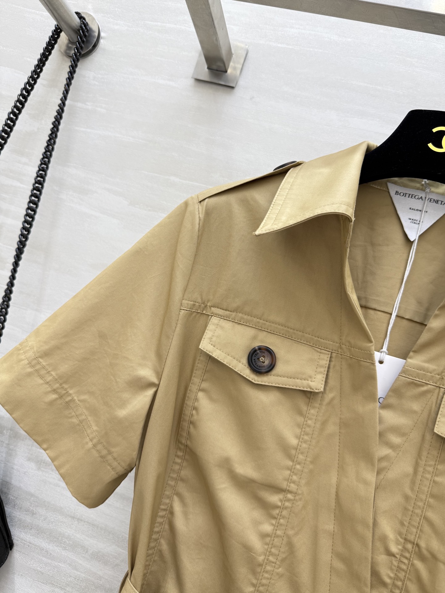 #Bv²⁵新款翻领斜扣衬衣裙 极简帅气 优雅穿搭 经典工装风口袋装饰 斜排扣立体剪裁小A版型谁穿谁好看