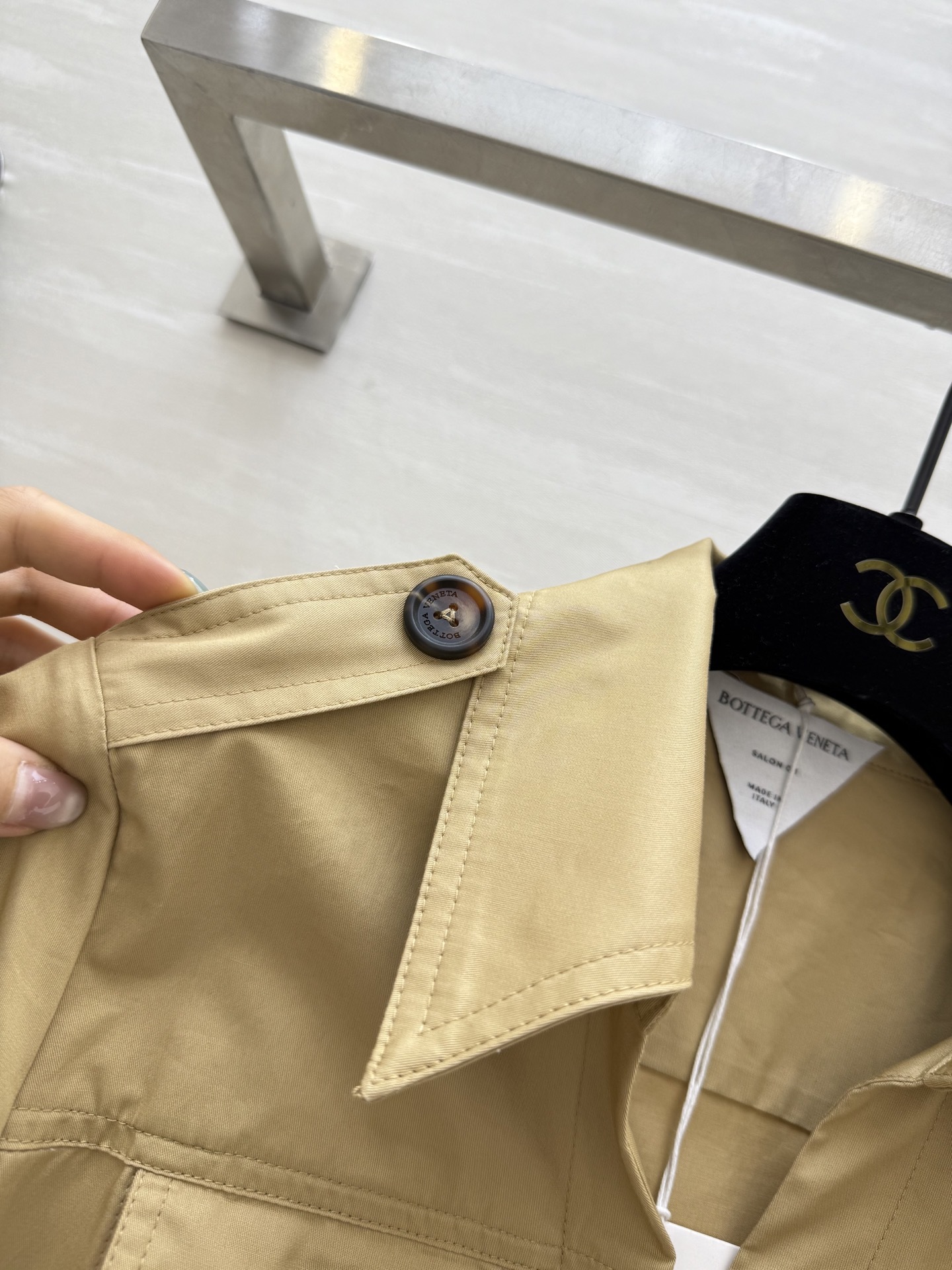 #Bv²⁵新款翻领斜扣衬衣裙 极简帅气 优雅穿搭 经典工装风口袋装饰 斜排扣立体剪裁小A版型谁穿谁好看