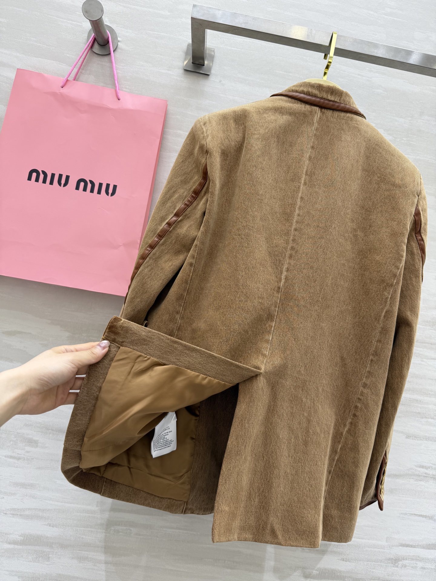 #Miumi♡²⁵新款 拼皮装饰 牛仔西装外套 帅到炸裂 牛仔面料拼接咖色皮边 上身既帅气又很飒姐 定位