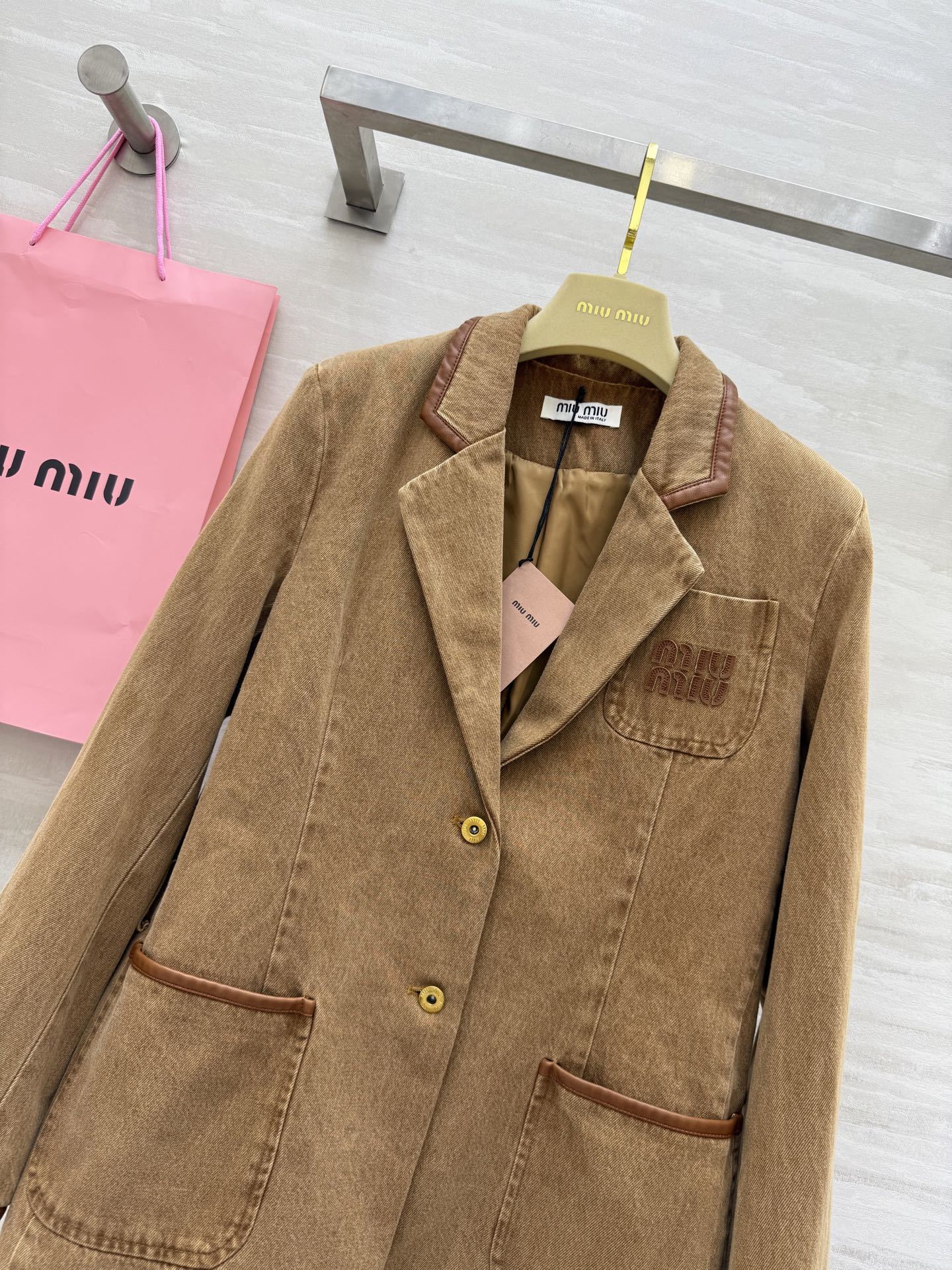 #Miumi♡²⁵新款 拼皮装饰 牛仔西装外套 帅到炸裂 牛仔面料拼接咖色皮边 上身既帅气又很飒姐 定位