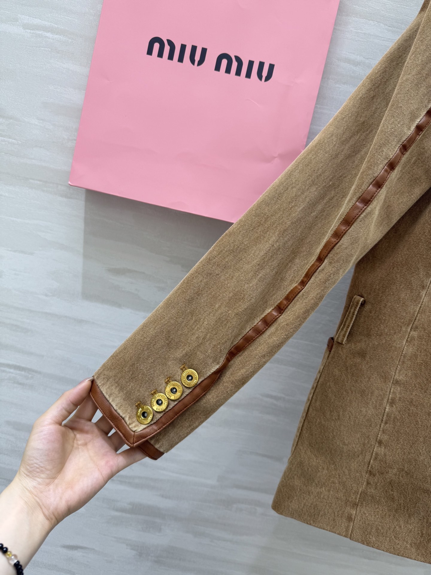 #Miumi♡²⁵新款 拼皮装饰 牛仔西装外套 帅到炸裂 牛仔面料拼接咖色皮边 上身既帅气又很飒姐 定位