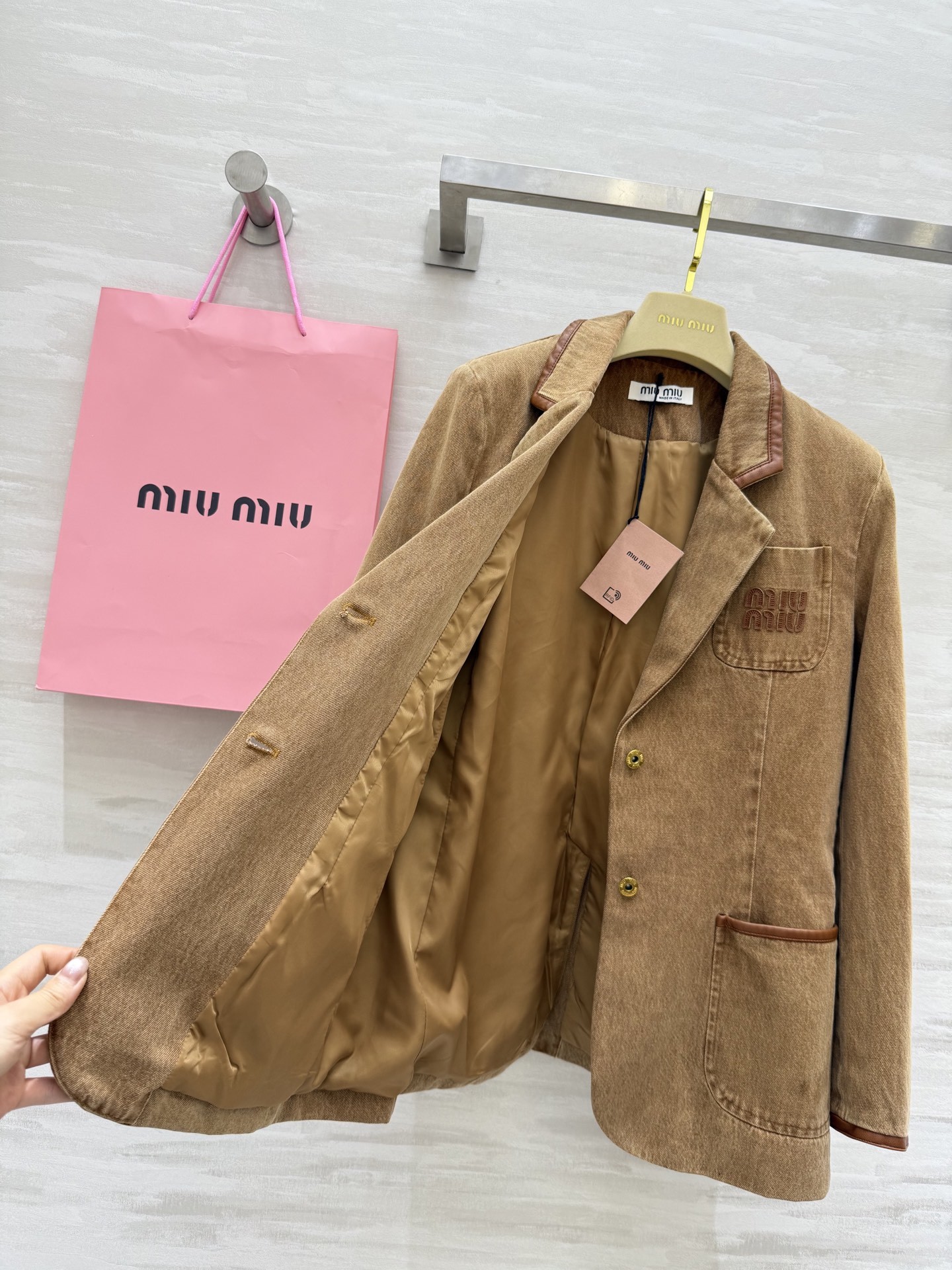 #Miumi♡²⁵新款 拼皮装饰 牛仔西装外套 帅到炸裂 牛仔面料拼接咖色皮边 上身既帅气又很飒姐 定位