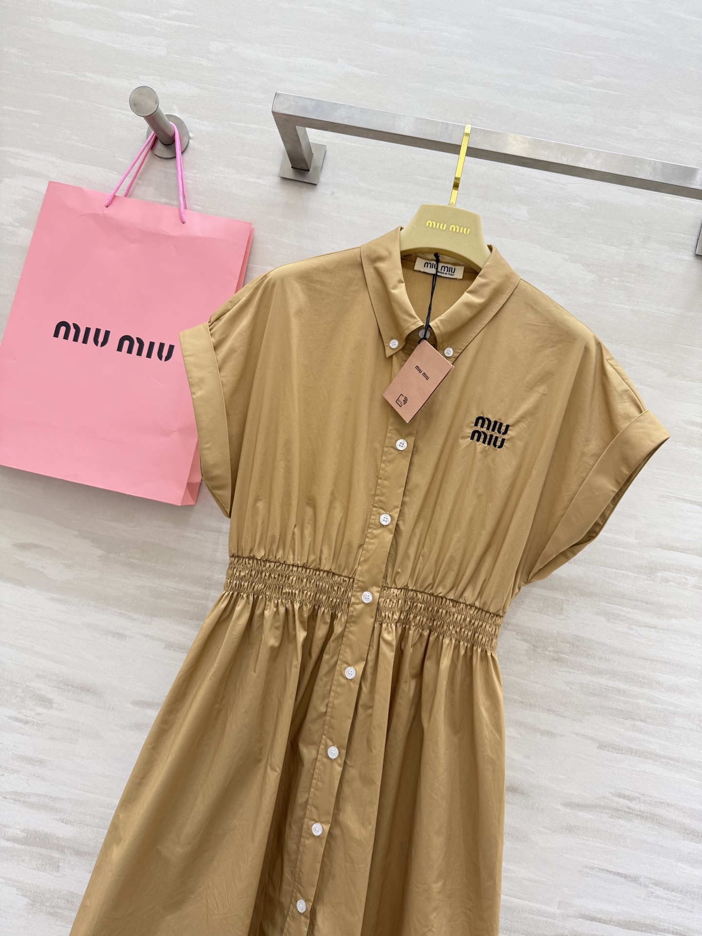 #Miumi♡²⁵新款 miu系少女穿搭 学院风翻领松紧腰连衣裙 气质翻领落肩卷袖设计 打揽收腰大裙摆甜