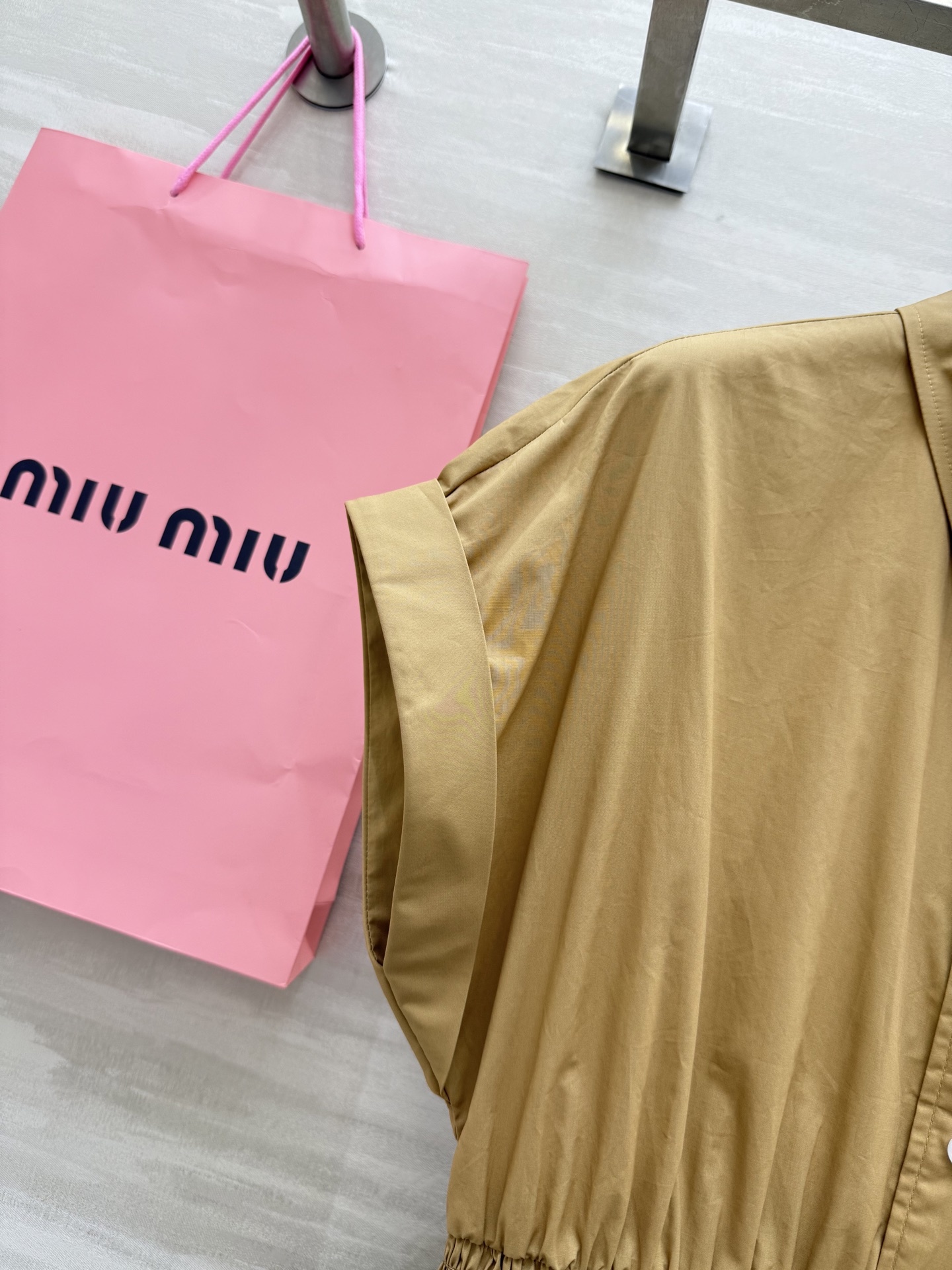 #Miumi♡²⁵新款 miu系少女穿搭 学院风翻领松紧腰连衣裙 气质翻领落肩卷袖设计 打揽收腰大裙摆甜