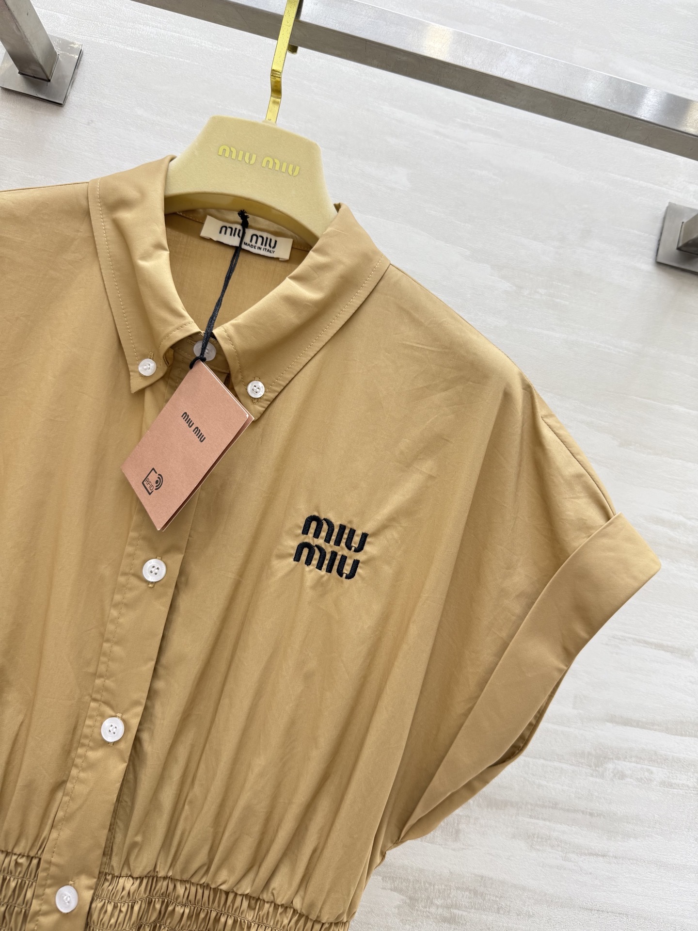 #Miumi♡²⁵新款 miu系少女穿搭 学院风翻领松紧腰连衣裙 气质翻领落肩卷袖设计 打揽收腰大裙摆甜