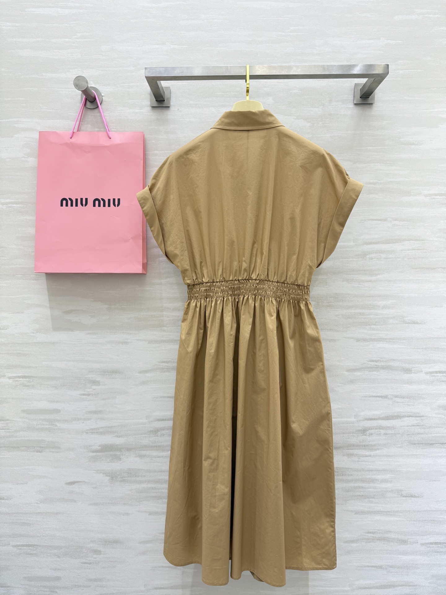 #Miumi♡²⁵新款 miu系少女穿搭 学院风翻领松紧腰连衣裙 气质翻领落肩卷袖设计 打揽收腰大裙摆甜