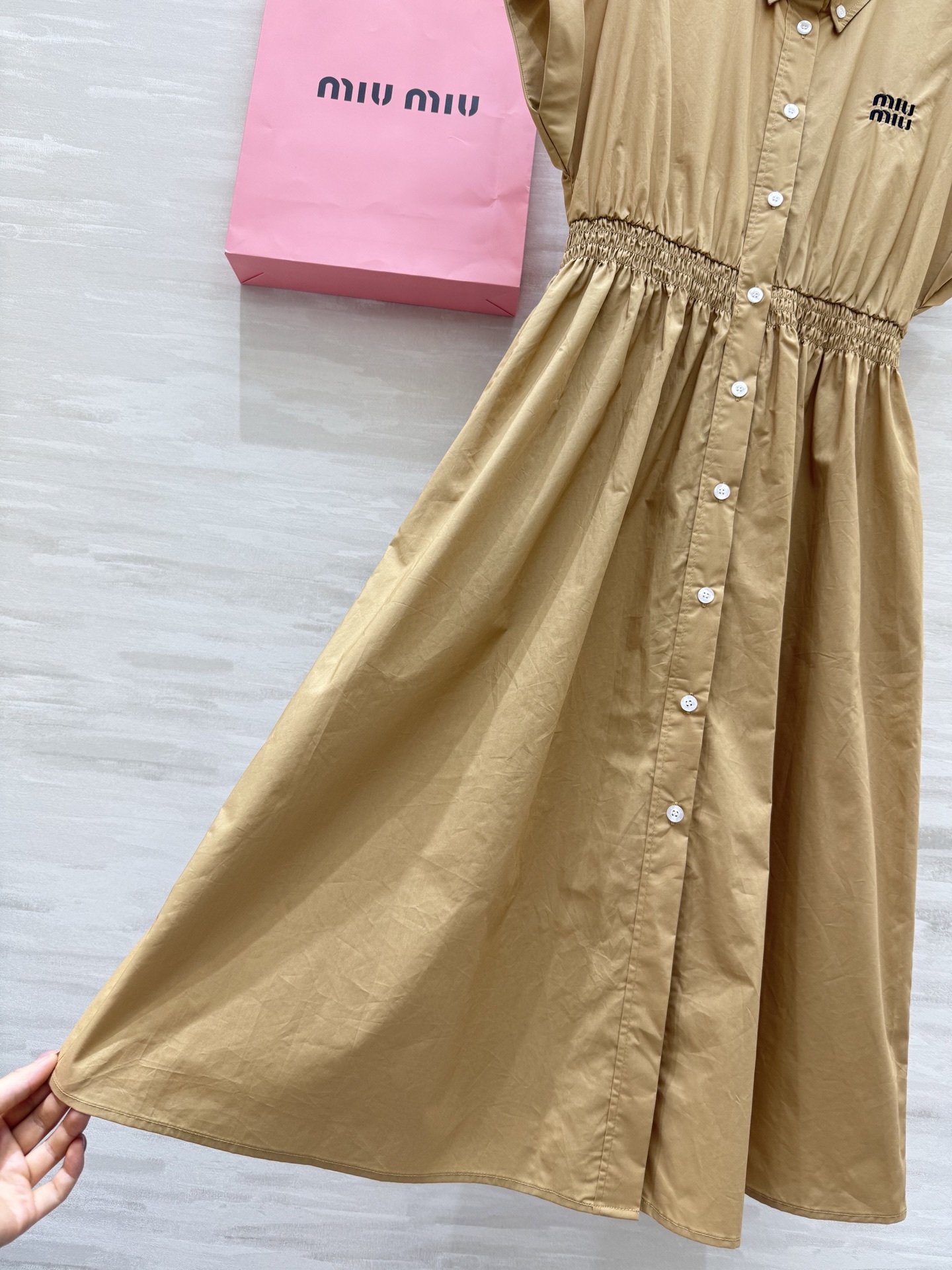 #Miumi♡²⁵新款 miu系少女穿搭 学院风翻领松紧腰连衣裙 气质翻领落肩卷袖设计 打揽收腰大裙摆甜