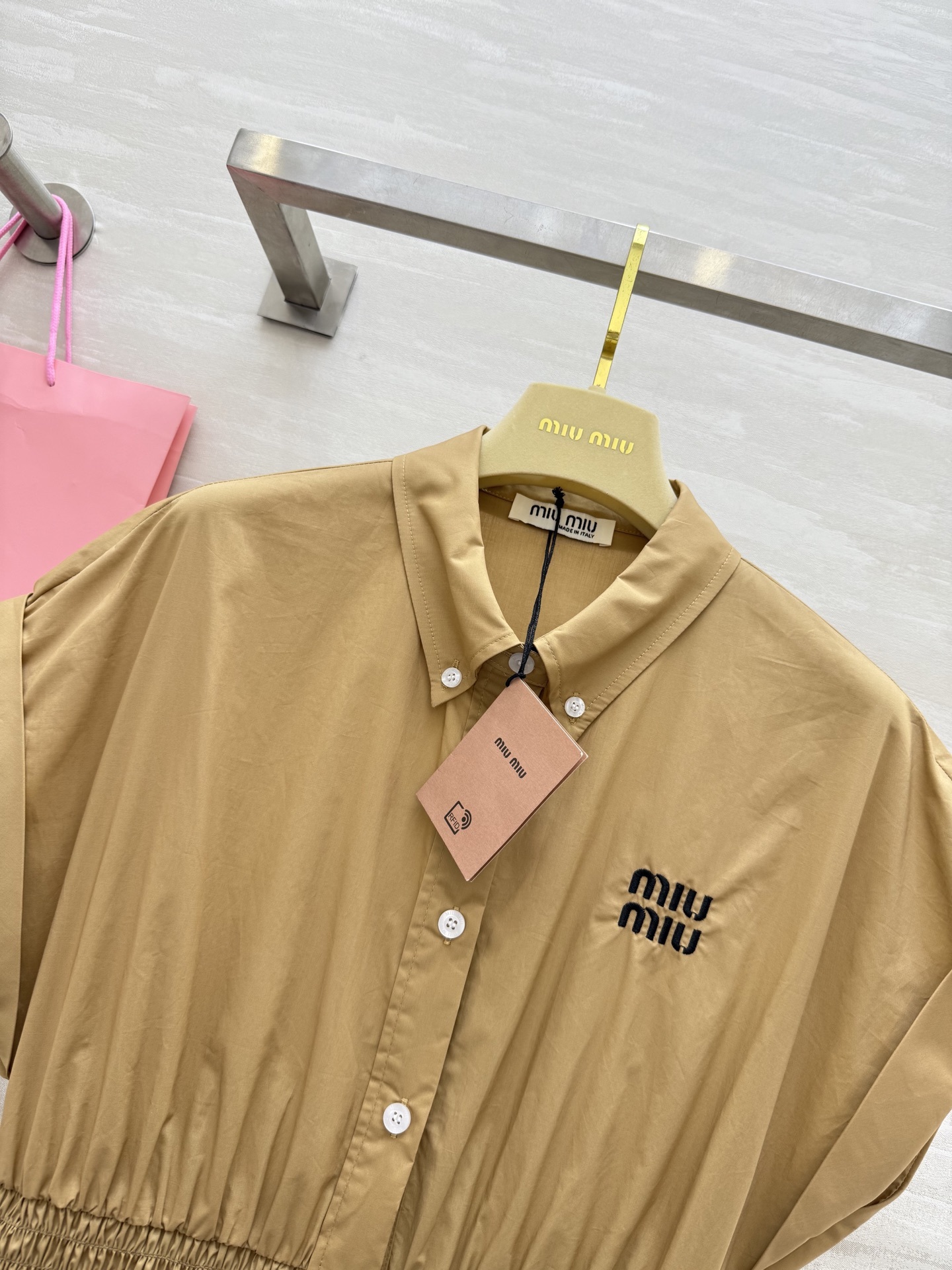 #Miumi♡²⁵新款 miu系少女穿搭 学院风翻领松紧腰连衣裙 气质翻领落肩卷袖设计 打揽收腰大裙摆甜