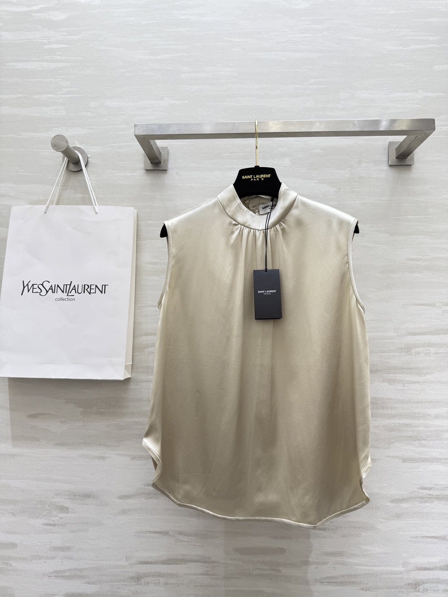 #ysl²⁵新款弹力真丝缎 盖袖半高领上衣 气质温柔高级 极简大方 高品质 现货首发size：S/M/L