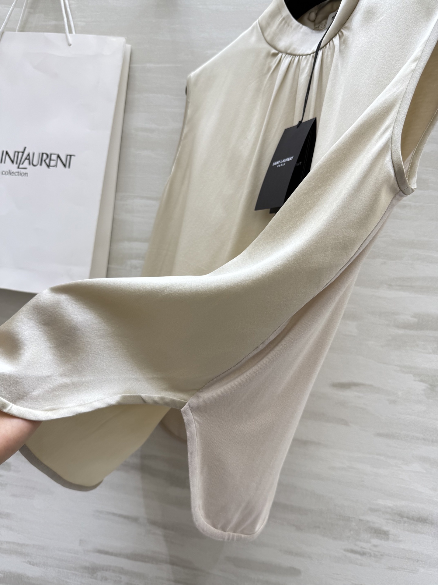 #ysl²⁵新款弹力真丝缎 盖袖半高领上衣 气质温柔高级 极简大方 高品质 现货首发size:S/M/L