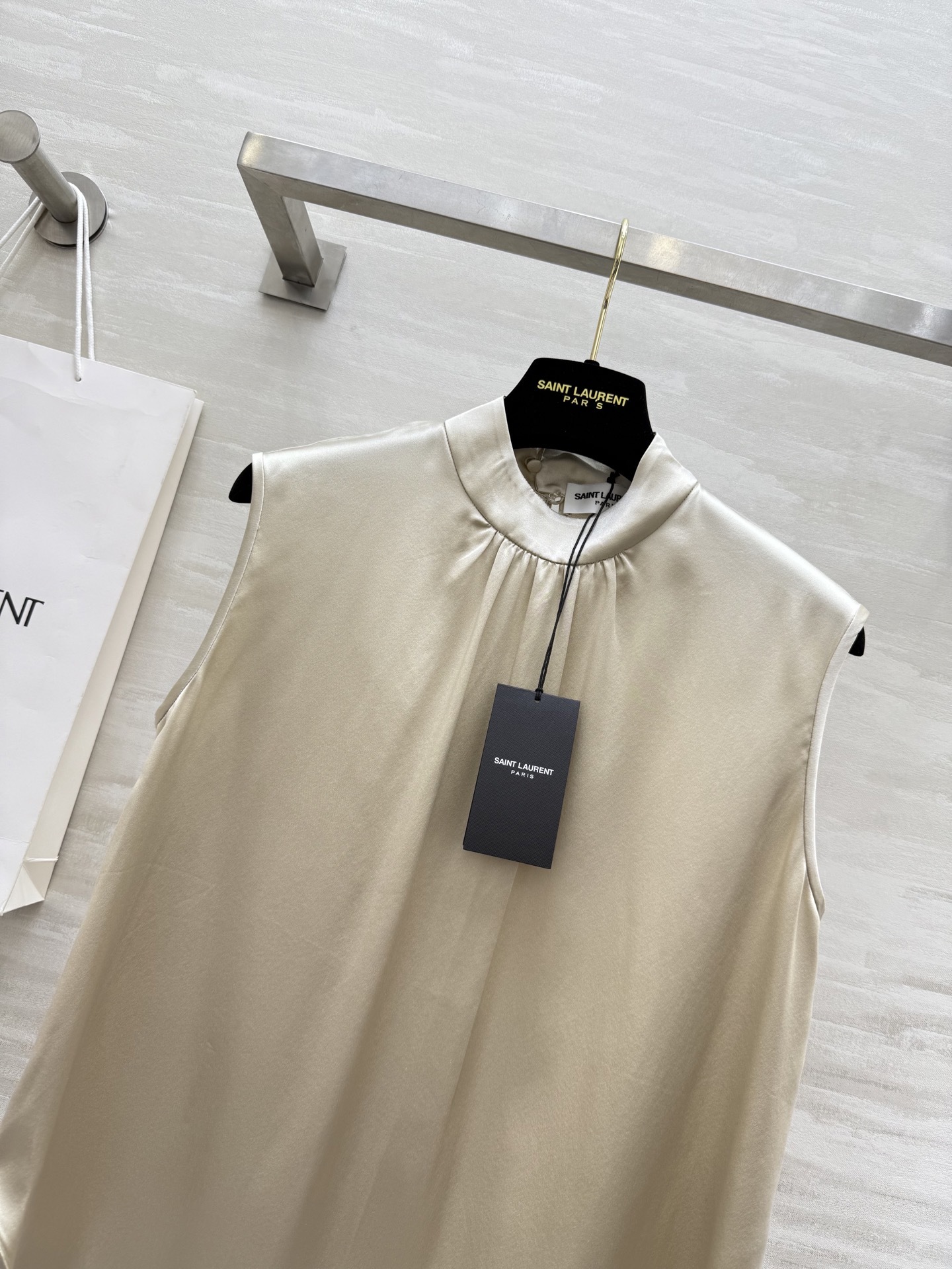 #ysl²⁵新款弹力真丝缎 盖袖半高领上衣 气质温柔高级 极简大方 高品质 现货首发size:S/M/L