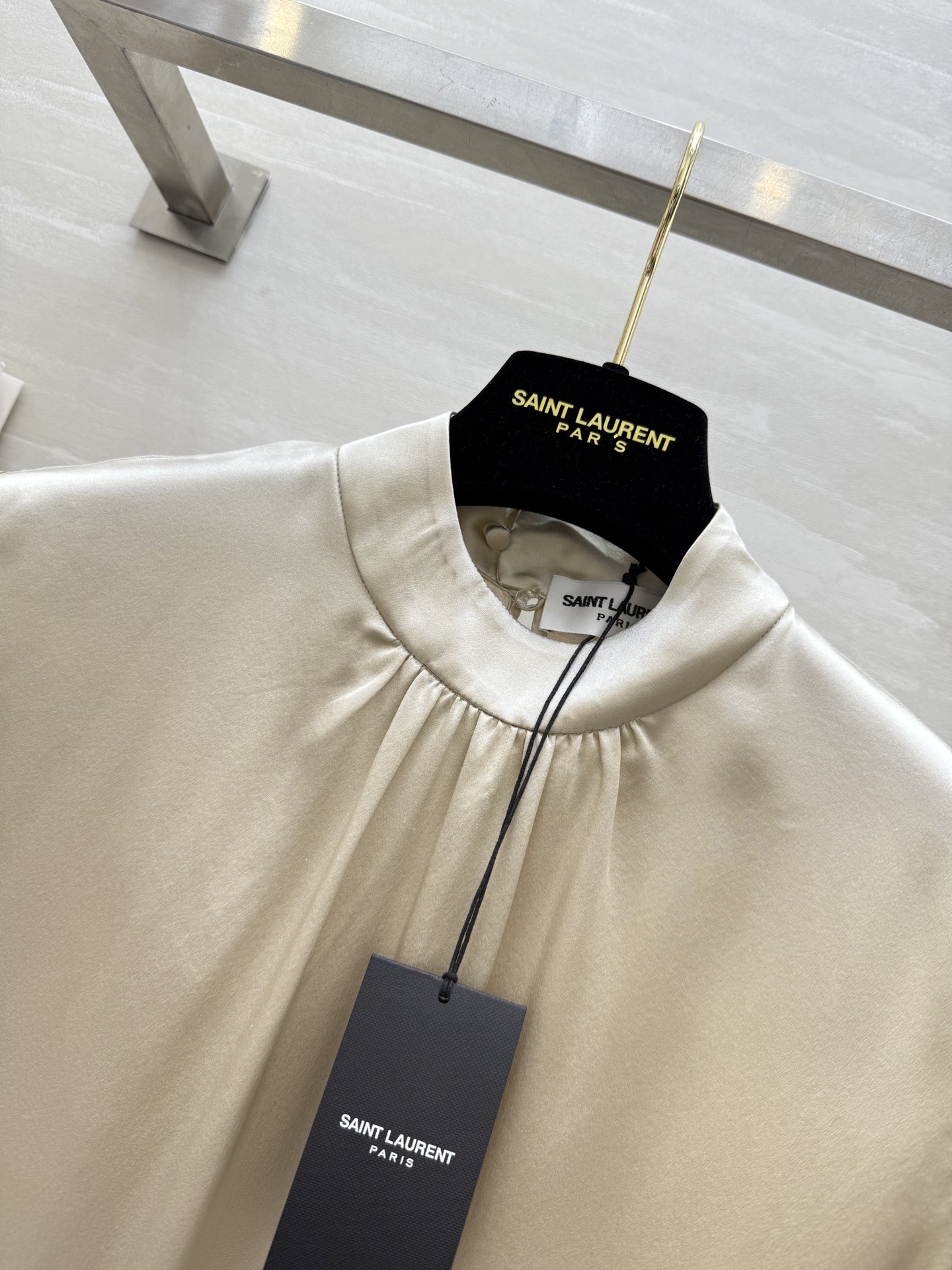 #ysl²⁵新款弹力真丝缎 盖袖半高领上衣 气质温柔高级 极简大方 高品质 现货首发size:S/M/L