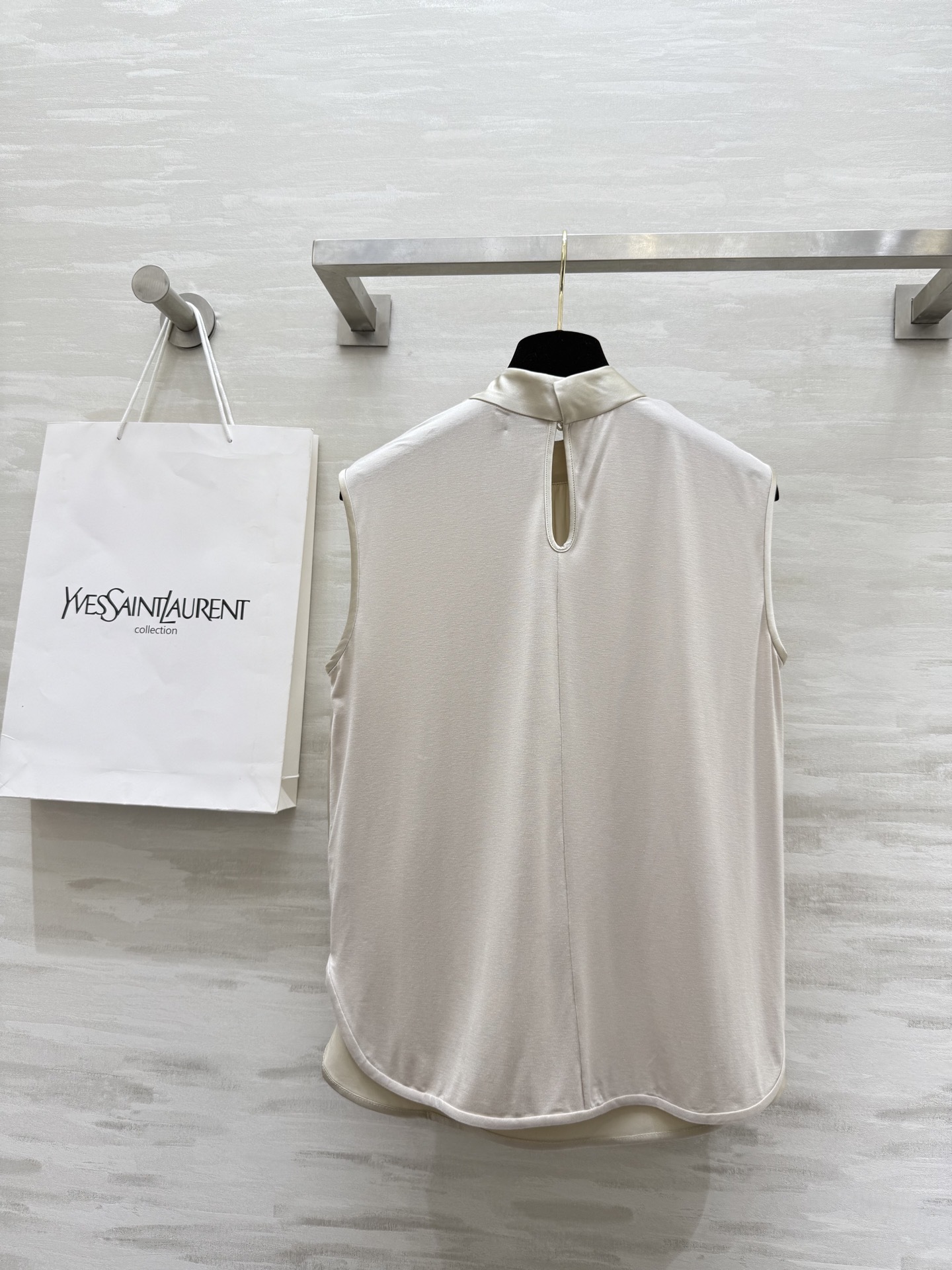 #ysl²⁵新款弹力真丝缎 盖袖半高领上衣 气质温柔高级 极简大方 高品质 现货首发size:S/M/L