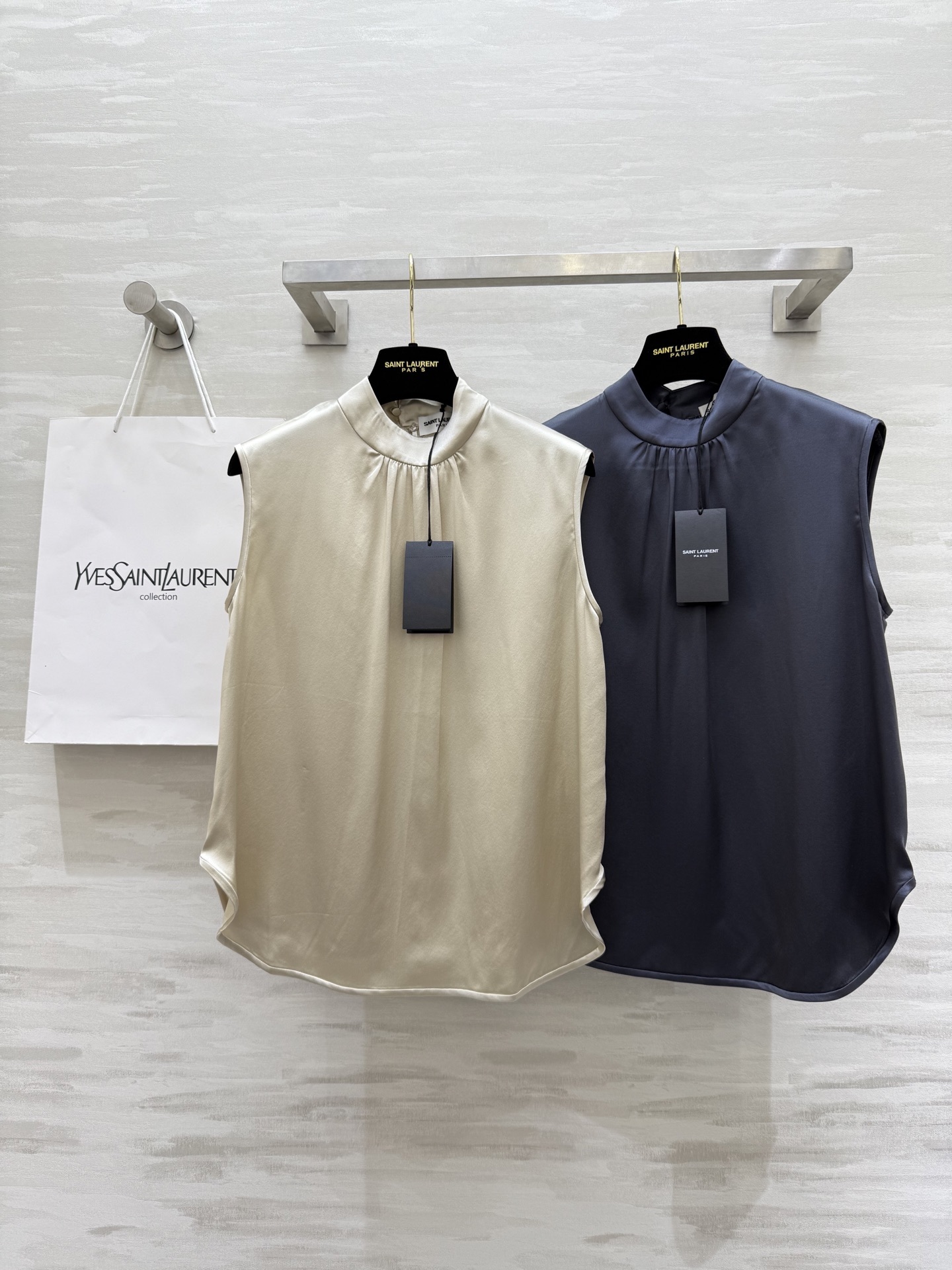 #ysl²⁵新款弹力真丝缎 盖袖半高领上衣 气质温柔高级 极简大方 高品质 现货首发size:S/M/L