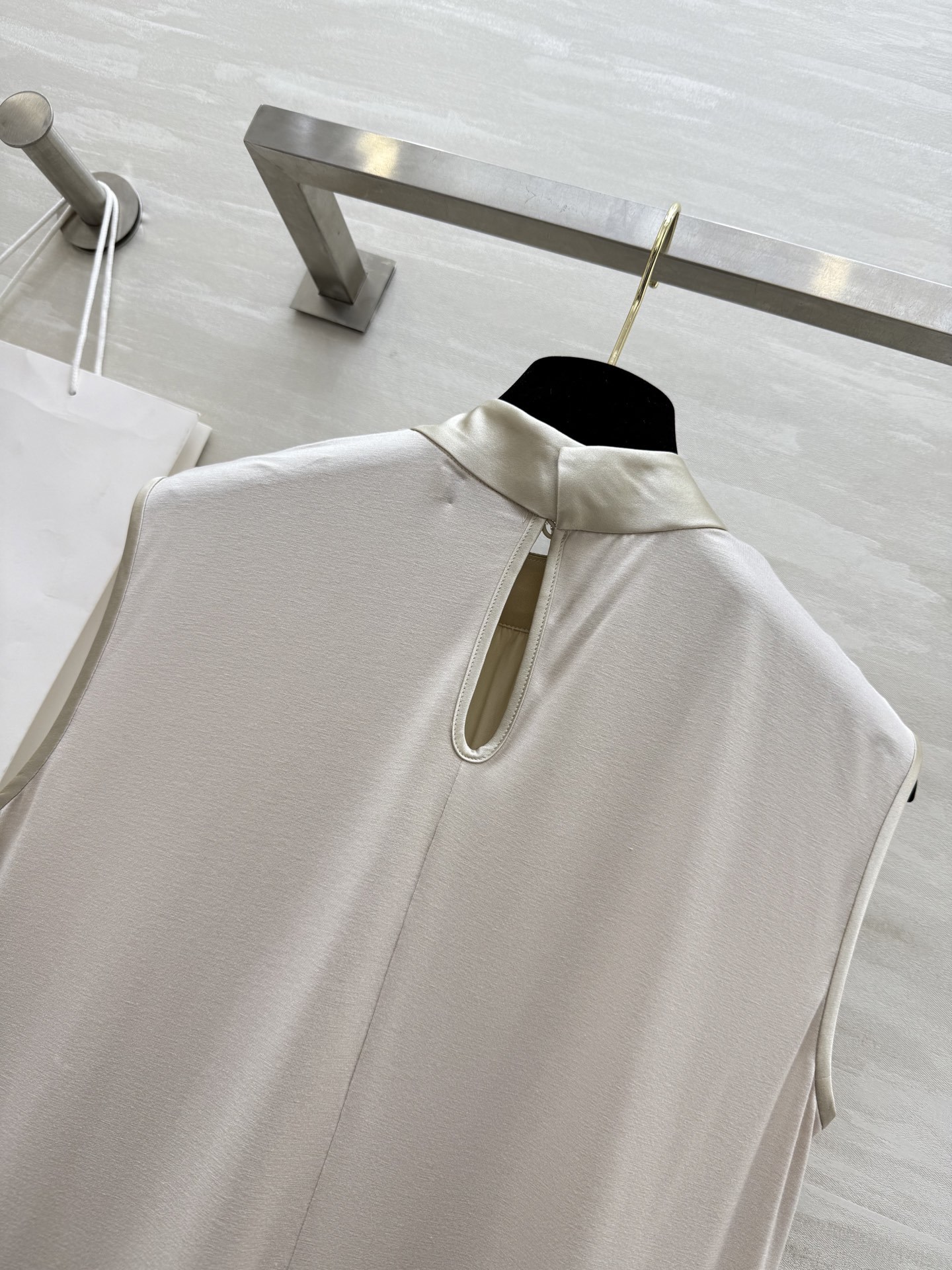 #ysl²⁵新款弹力真丝缎 盖袖半高领上衣 气质温柔高级 极简大方 高品质 现货首发size:S/M/L