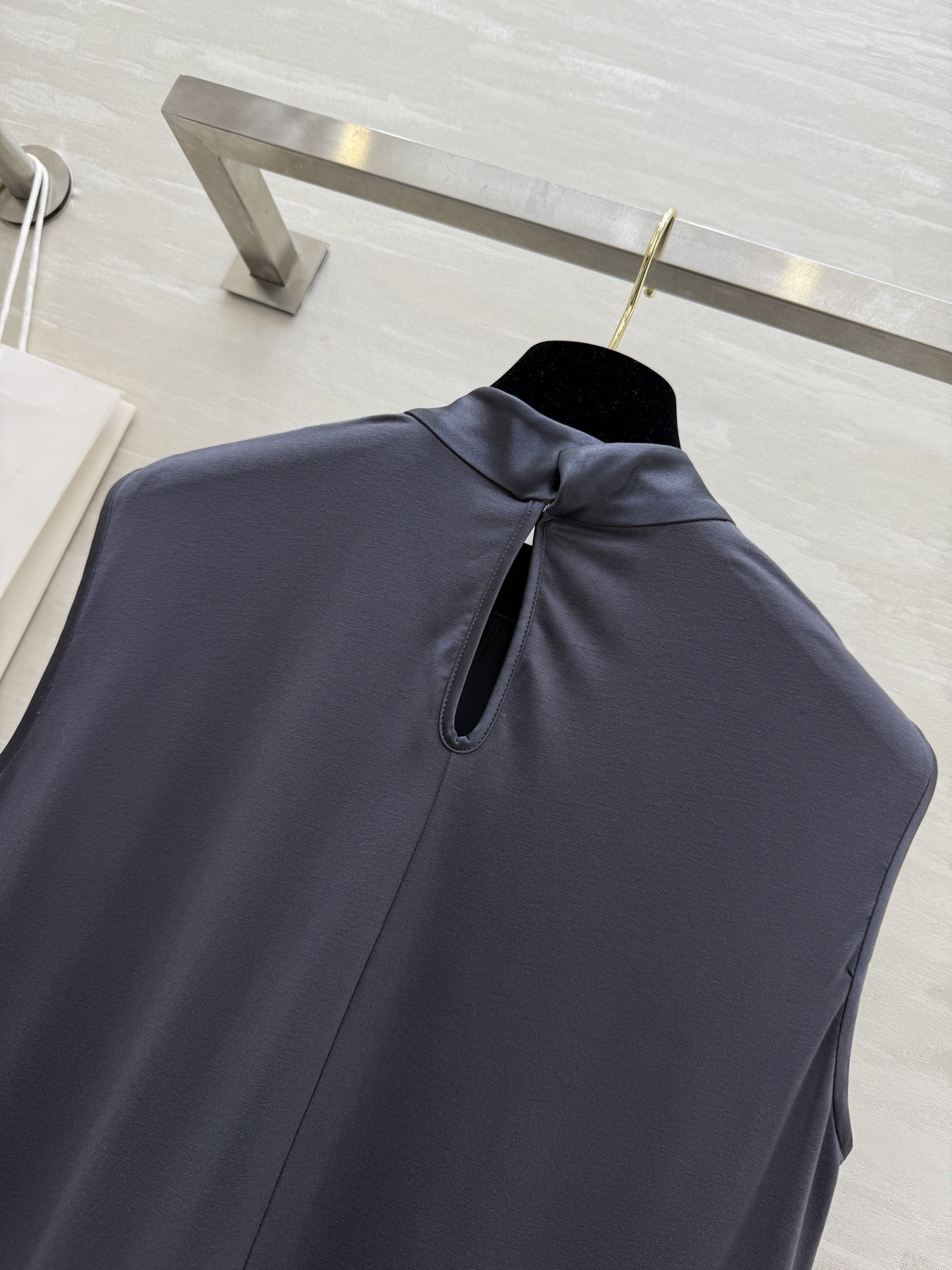 #ysl²⁵新款弹力真丝缎 盖袖半高领上衣 气质温柔高级 极简大方 高品质 现货首发size:S/M/L