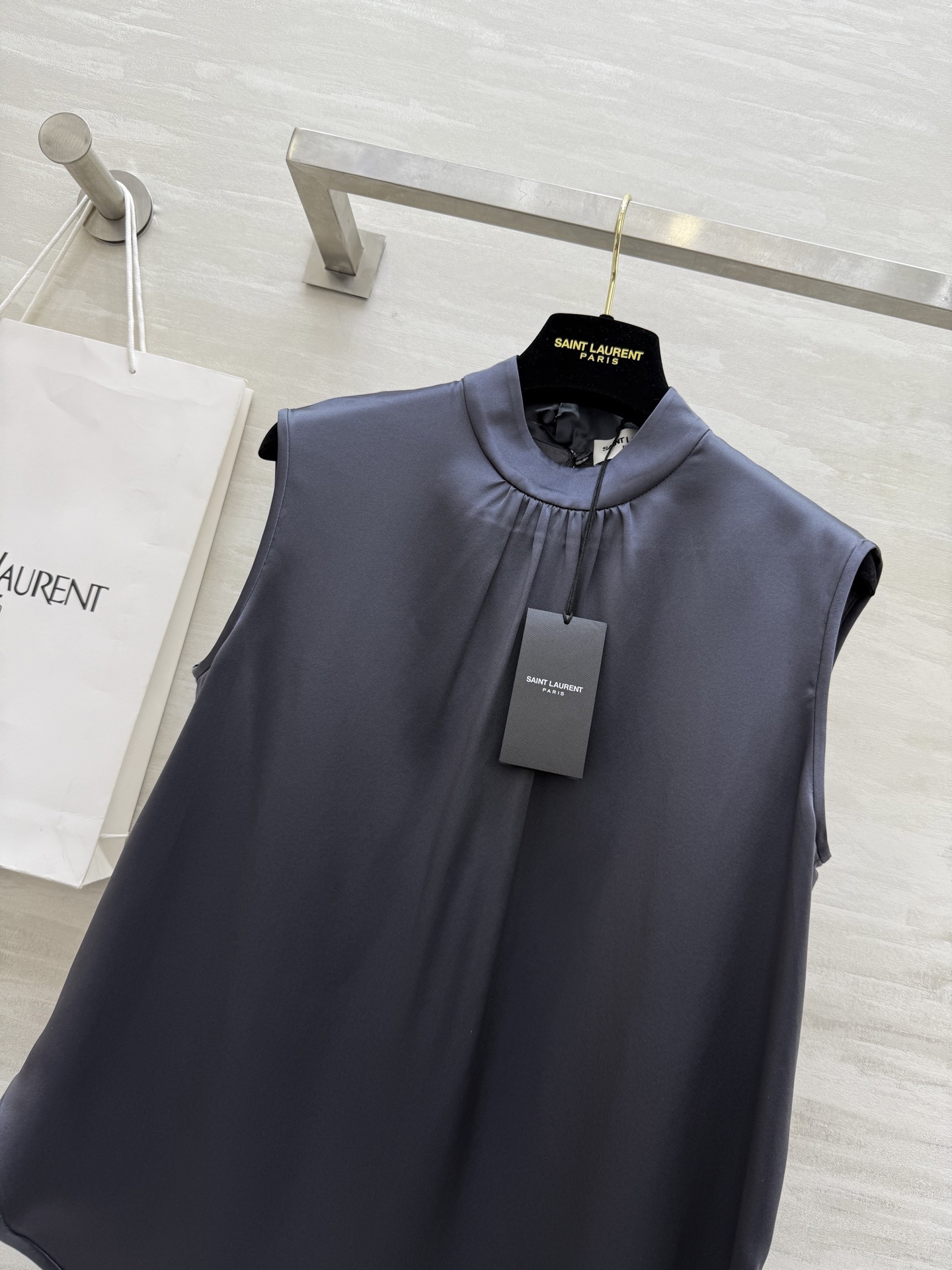 #ysl²⁵新款弹力真丝缎 盖袖半高领上衣 气质温柔高级 极简大方 高品质 现货首发size:S/M/L