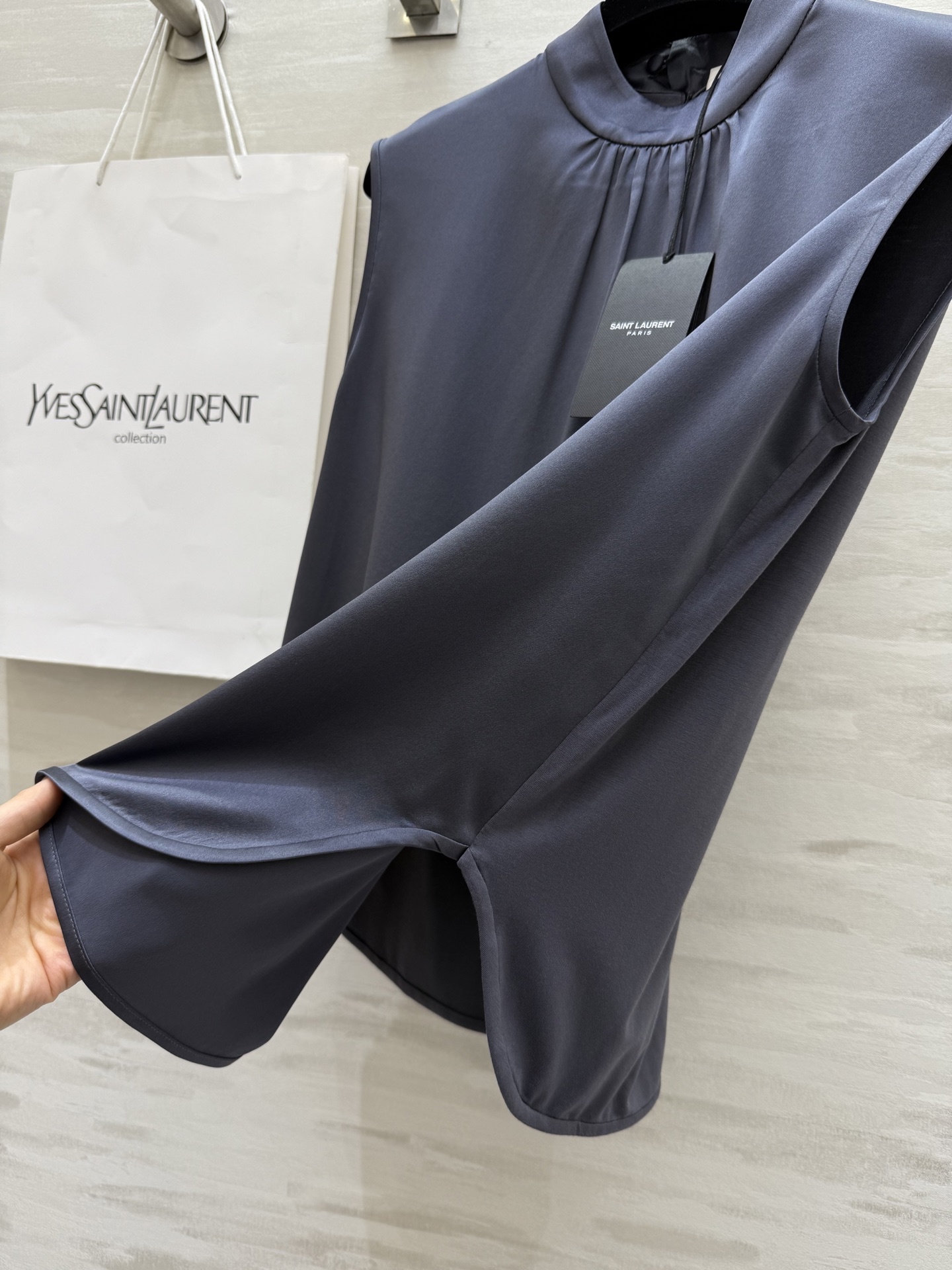 #ysl²⁵新款弹力真丝缎 盖袖半高领上衣 气质温柔高级 极简大方 高品质 现货首发size:S/M/L