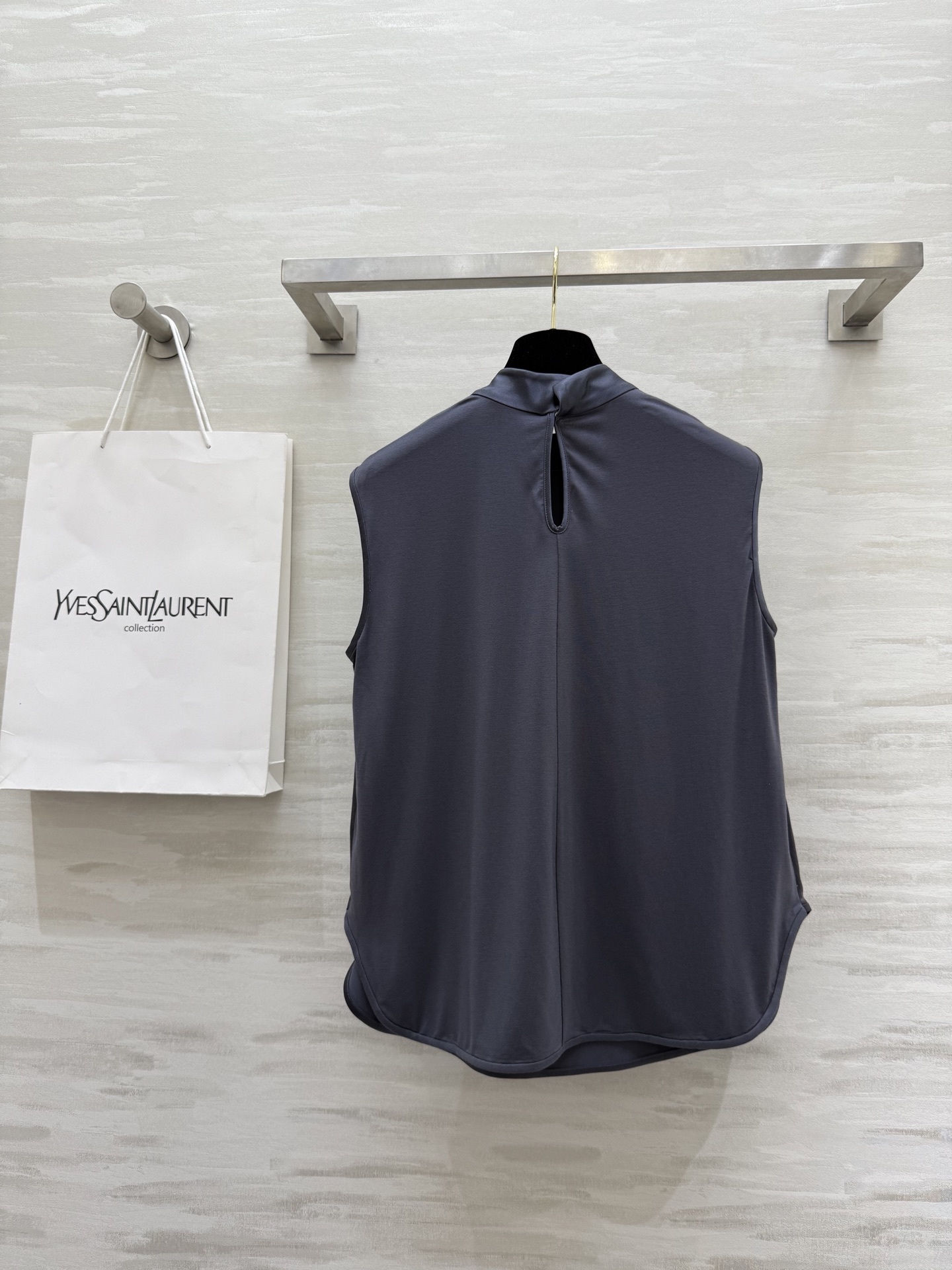 #ysl²⁵新款弹力真丝缎 盖袖半高领上衣 气质温柔高级 极简大方 高品质 现货首发size:S/M/L