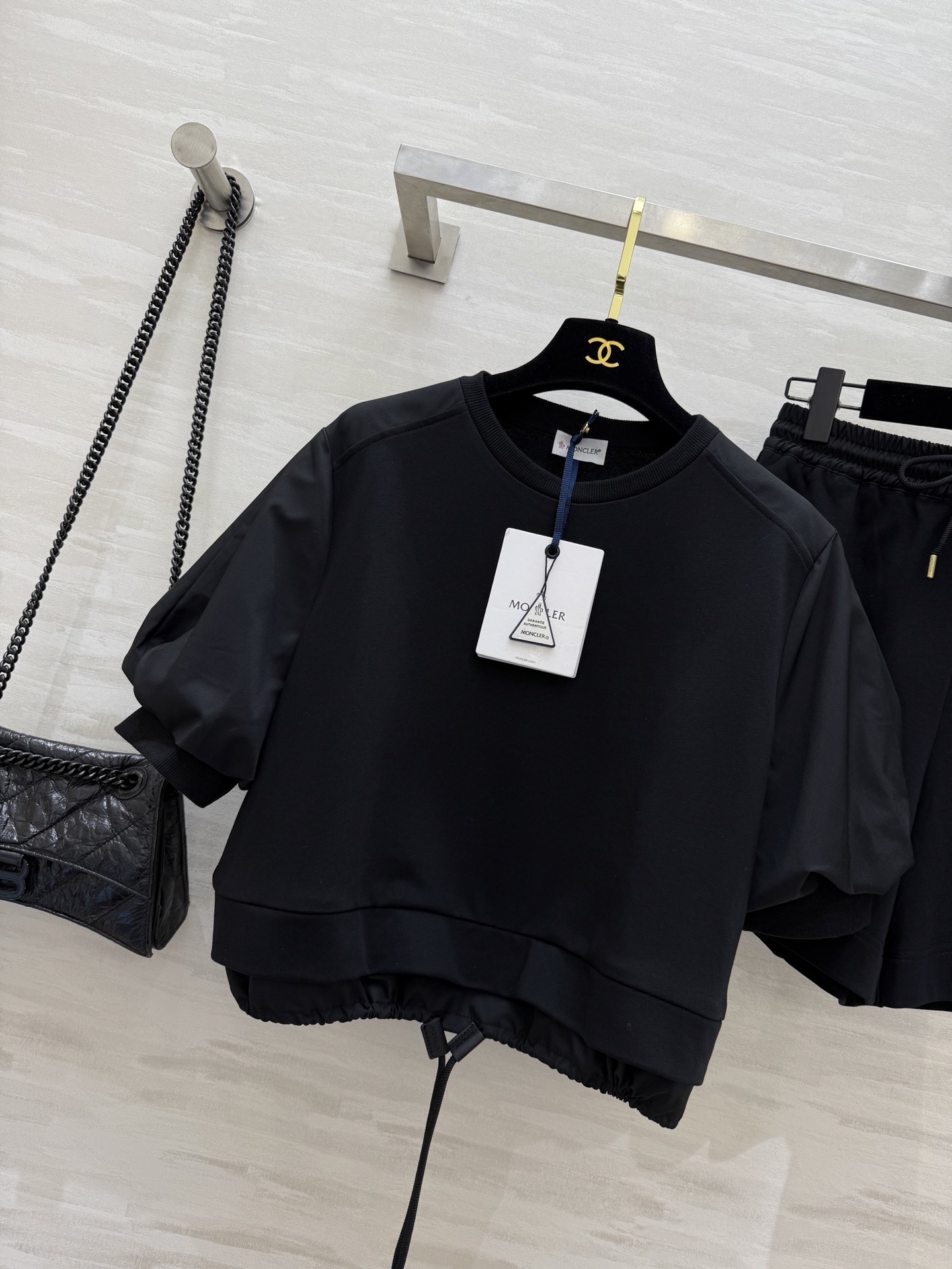 #Moncle♡²⁵新款徽章装饰休闲套装 假两件式下摆抽绳设计休闲甜美感 宽松版型休闲百搭不挑人 定位l