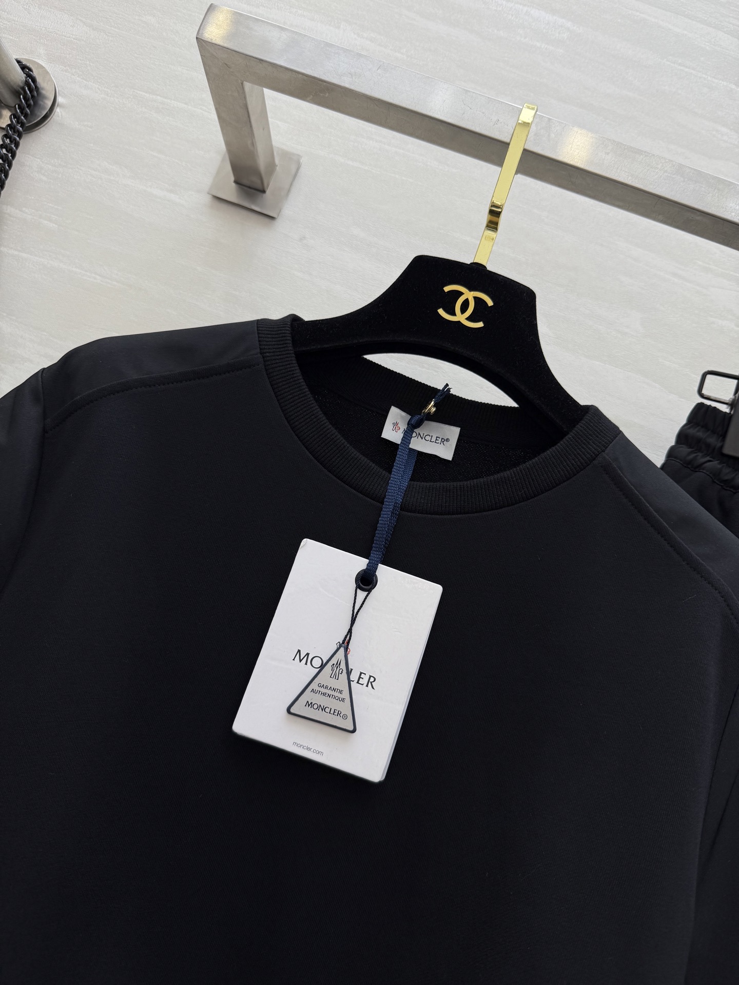 #Moncle♡²⁵新款徽章装饰休闲套装 假两件式下摆抽绳设计休闲甜美感 宽松版型休闲百搭不挑人 定位l