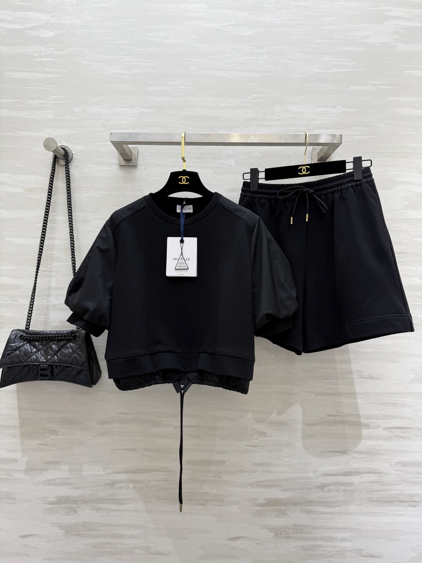 #Moncle♡²⁵新款徽章装饰休闲套装 假两件式下摆抽绳设计休闲甜美感 宽松版型休闲百搭不挑人 定位l