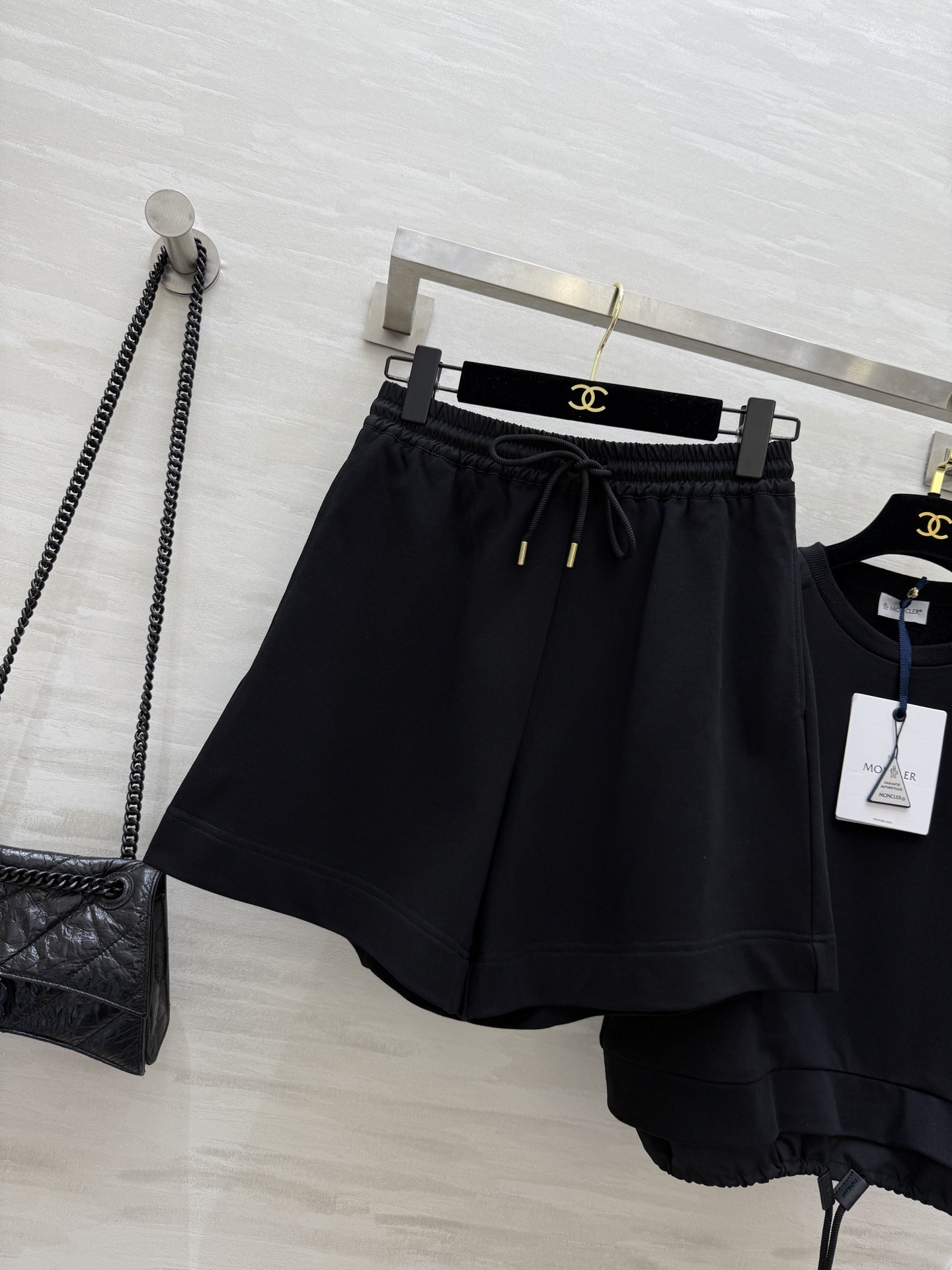 #Moncle♡²⁵新款徽章装饰休闲套装 假两件式下摆抽绳设计休闲甜美感 宽松版型休闲百搭不挑人 定位l