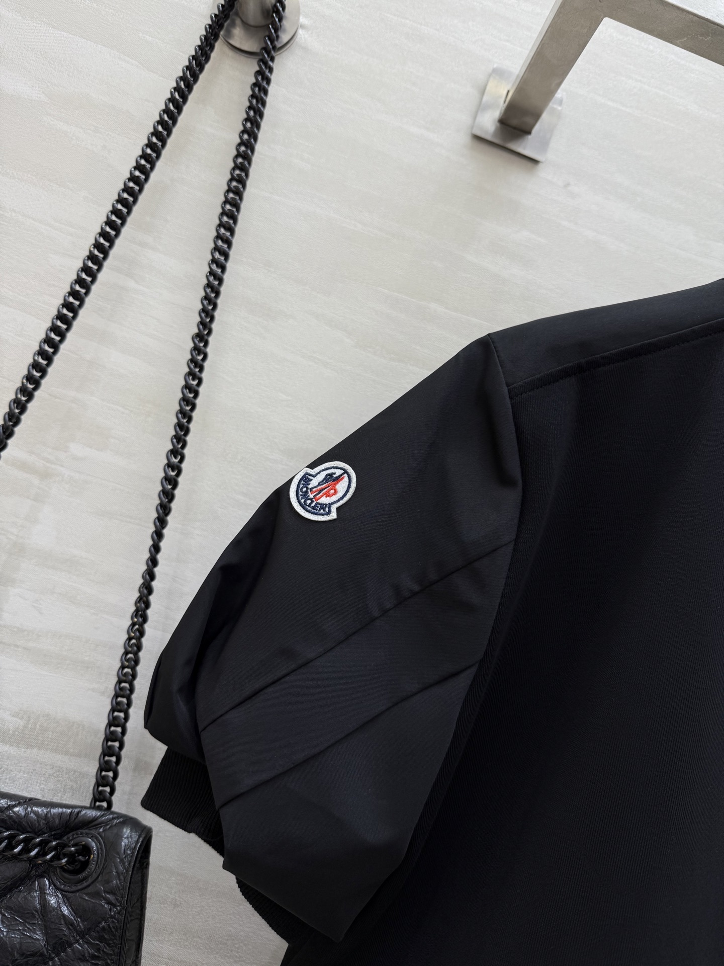 #Moncle♡²⁵新款徽章装饰休闲套装 假两件式下摆抽绳设计休闲甜美感 宽松版型休闲百搭不挑人 定位l