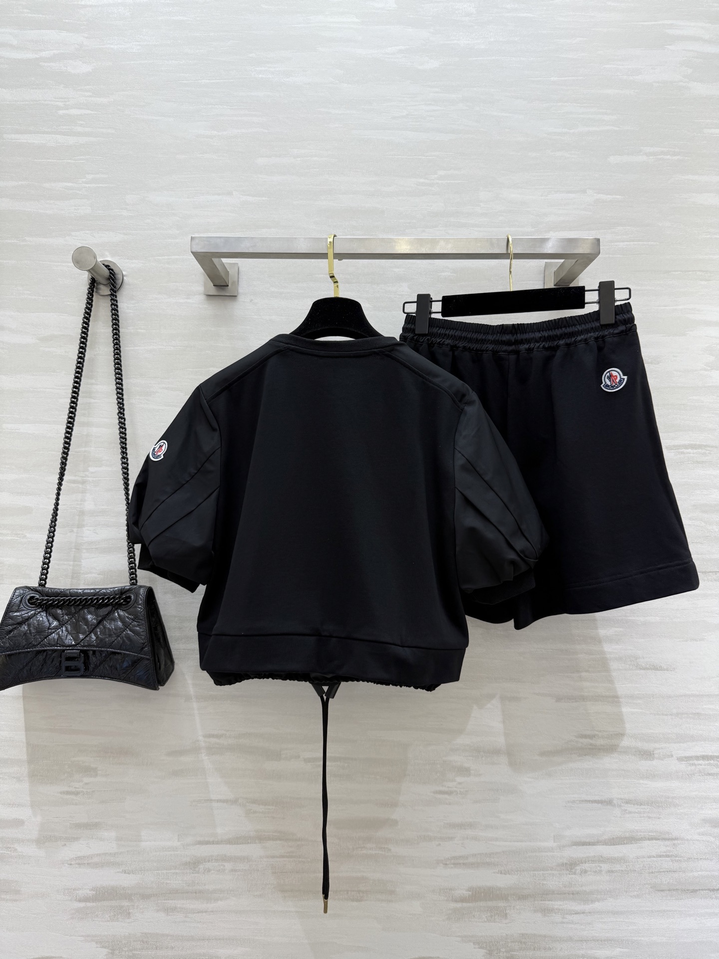 #Moncle♡²⁵新款徽章装饰休闲套装 假两件式下摆抽绳设计休闲甜美感 宽松版型休闲百搭不挑人 定位l