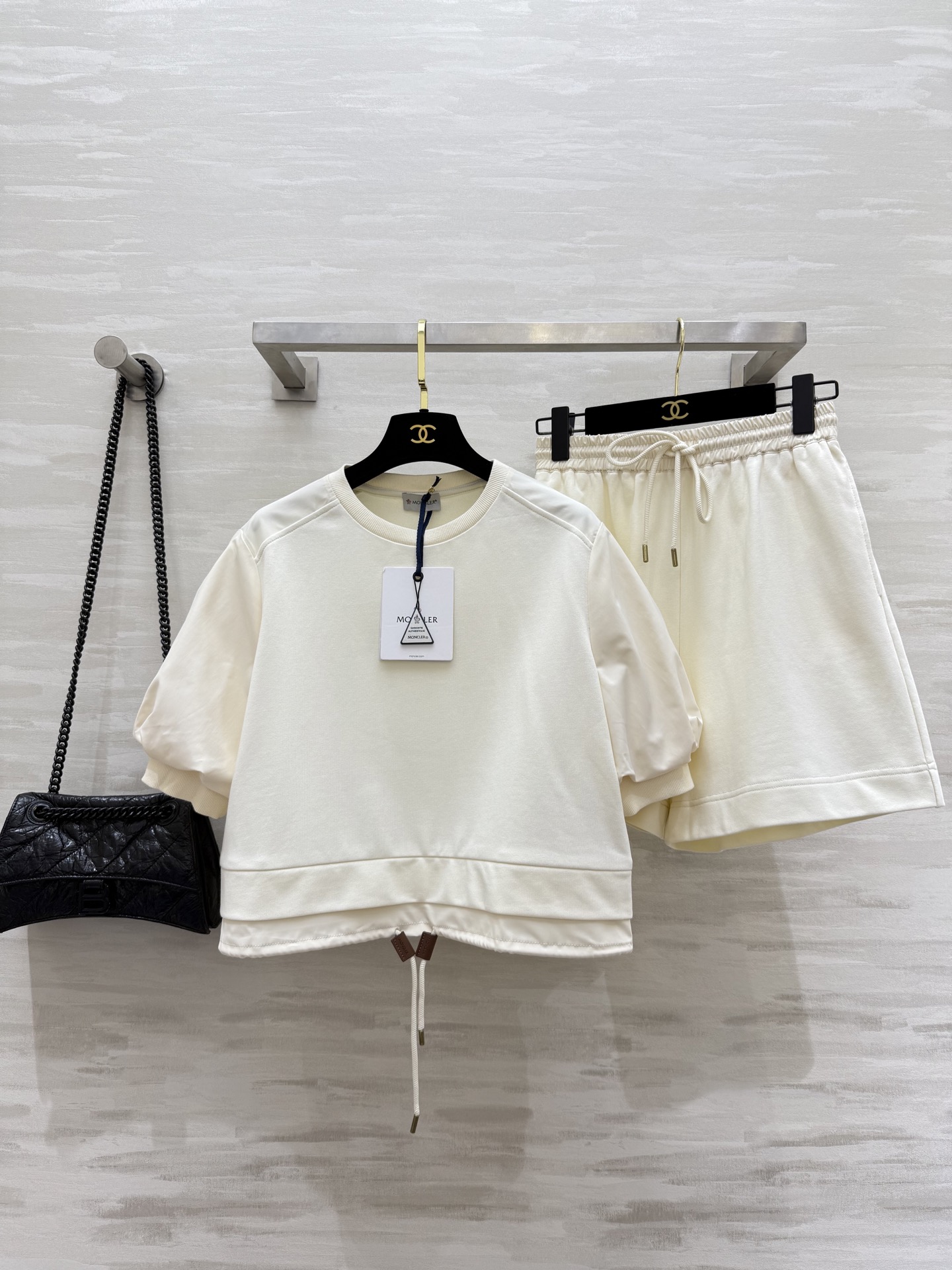 #Moncle♡²⁵新款徽章装饰休闲套装 假两件式下摆抽绳设计休闲甜美感 宽松版型休闲百搭不挑人 定位l