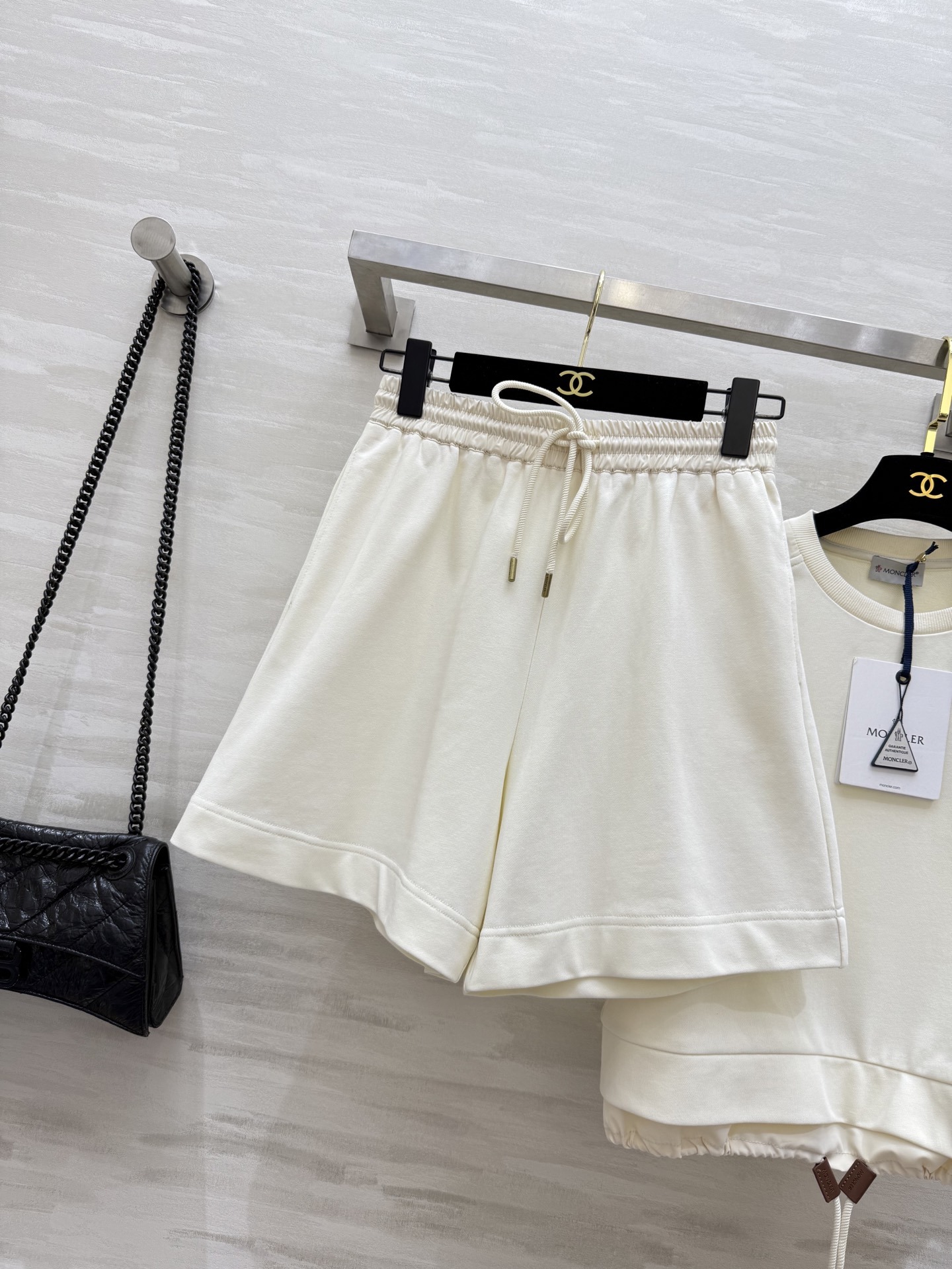 #Moncle♡²⁵新款徽章装饰休闲套装 假两件式下摆抽绳设计休闲甜美感 宽松版型休闲百搭不挑人 定位l