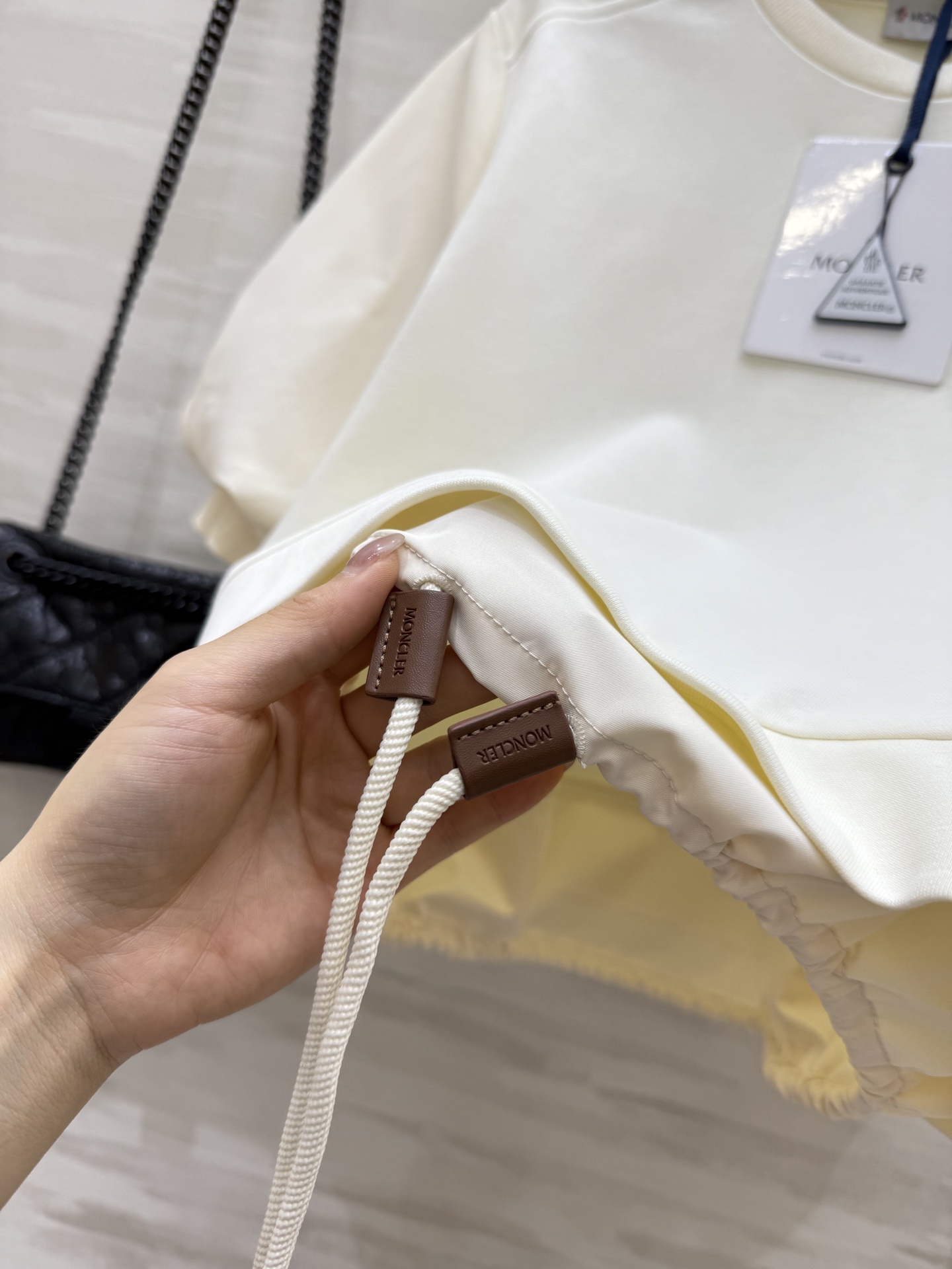 #Moncle♡²⁵新款徽章装饰休闲套装 假两件式下摆抽绳设计休闲甜美感 宽松版型休闲百搭不挑人 定位l