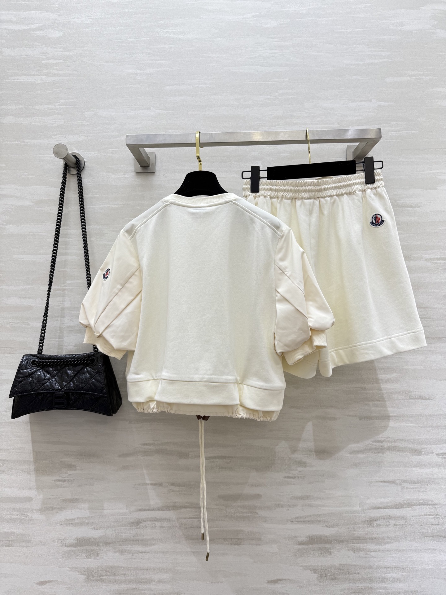 #Moncle♡²⁵新款徽章装饰休闲套装 假两件式下摆抽绳设计休闲甜美感 宽松版型休闲百搭不挑人 定位l