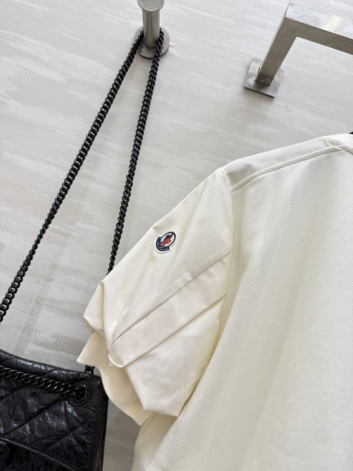 #Moncle♡²⁵新款徽章装饰休闲套装 假两件式下摆抽绳设计休闲甜美感 宽松版型休闲百搭不挑人 定位l